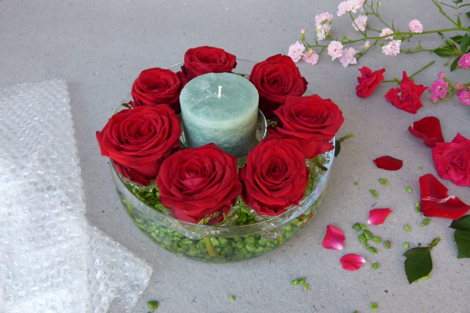 Valentýnský svícen z rudých růží 7