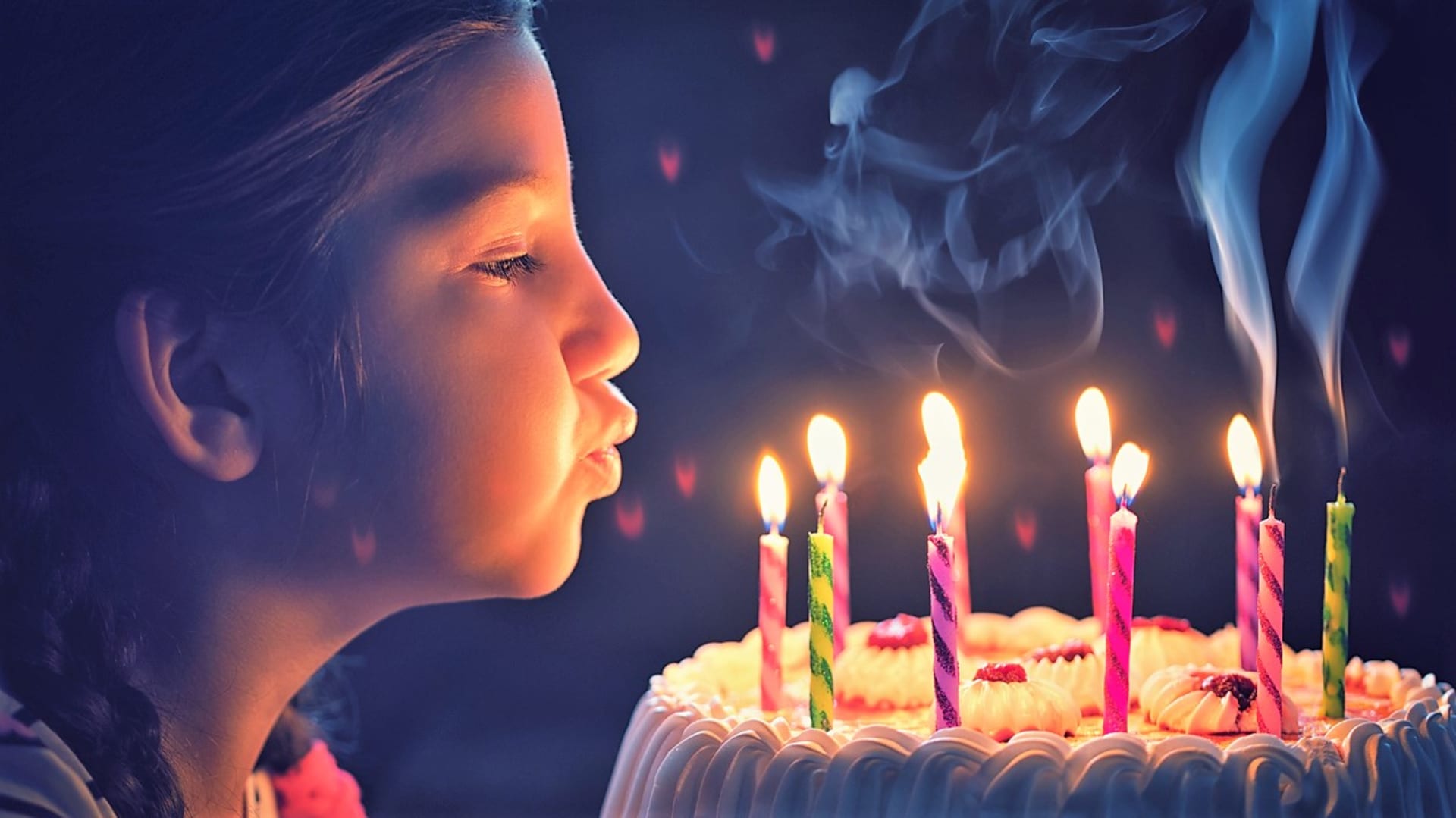 Většina si prožila svůj první svíčkový rituál v dětství, když sfoukávala svíčky na narozeninovém dortu a přitom v duchu vyslovila své přání a doufala, že se splní.