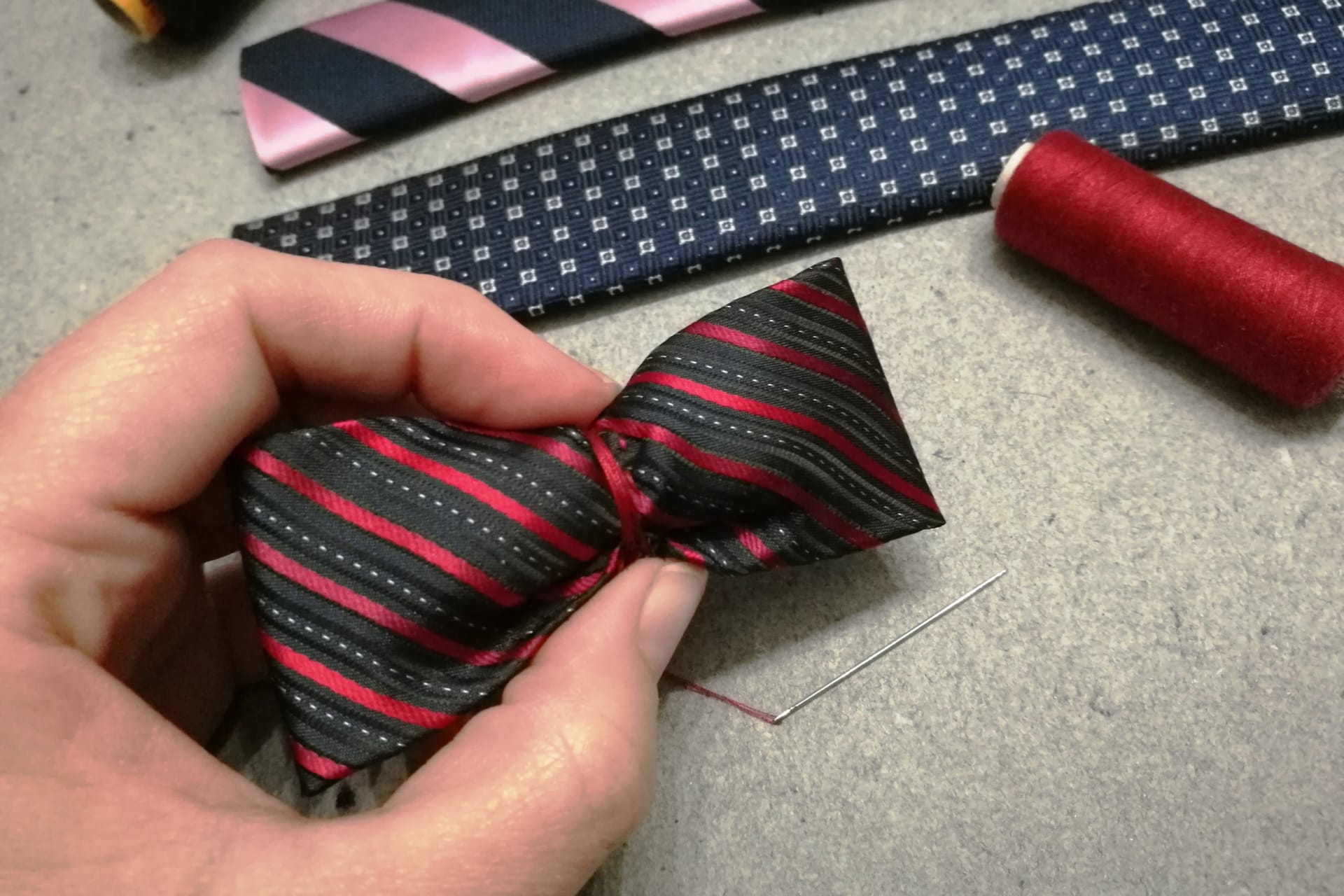 Čelenka nebo motýlek ze staré kravaty 4