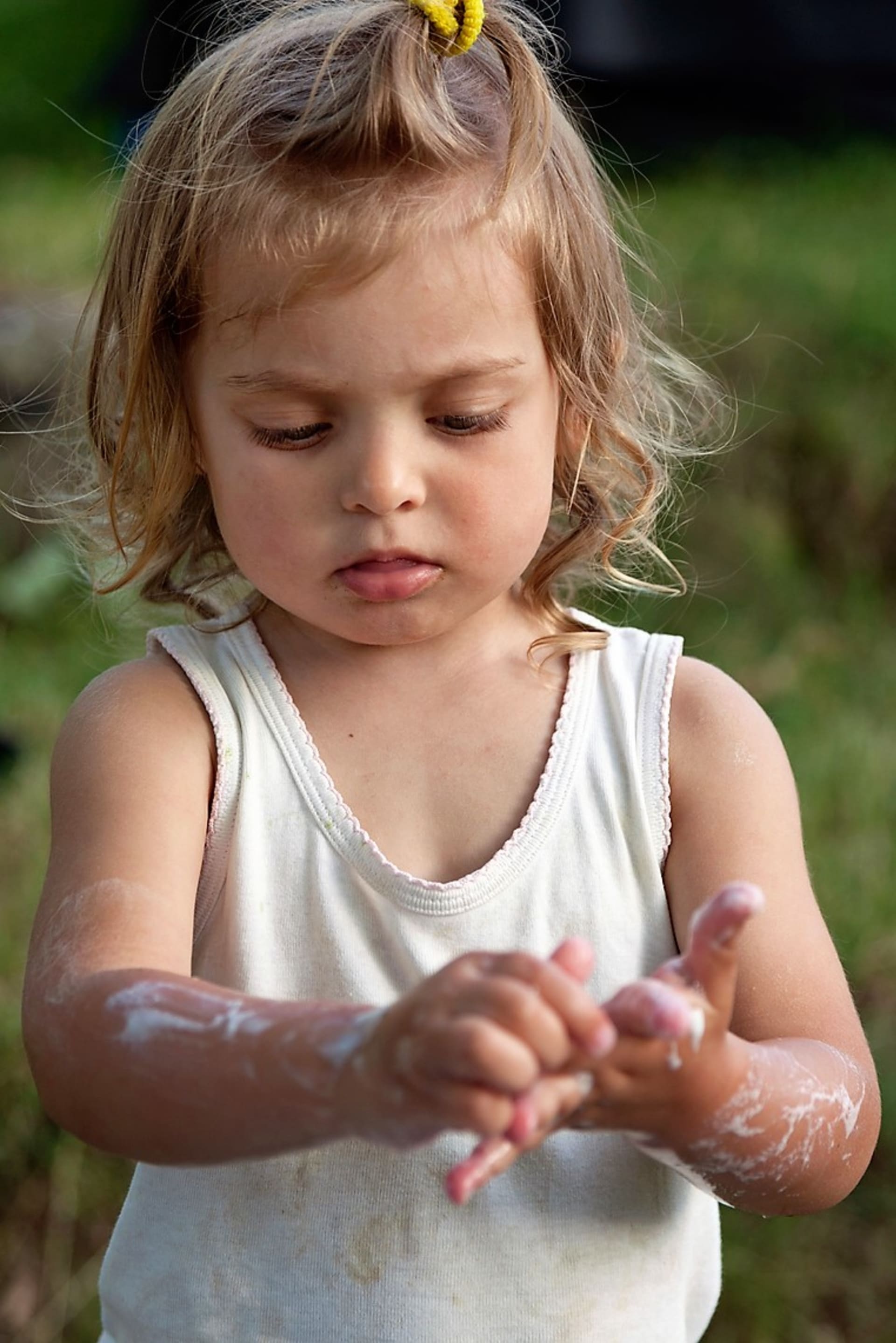 Najdeme-li mydlici v přírodě nebo máme-li ji na zahradě, můžeme udělat rychlé přírodní mýdlo. Hlavně děti to bude bavit. 
