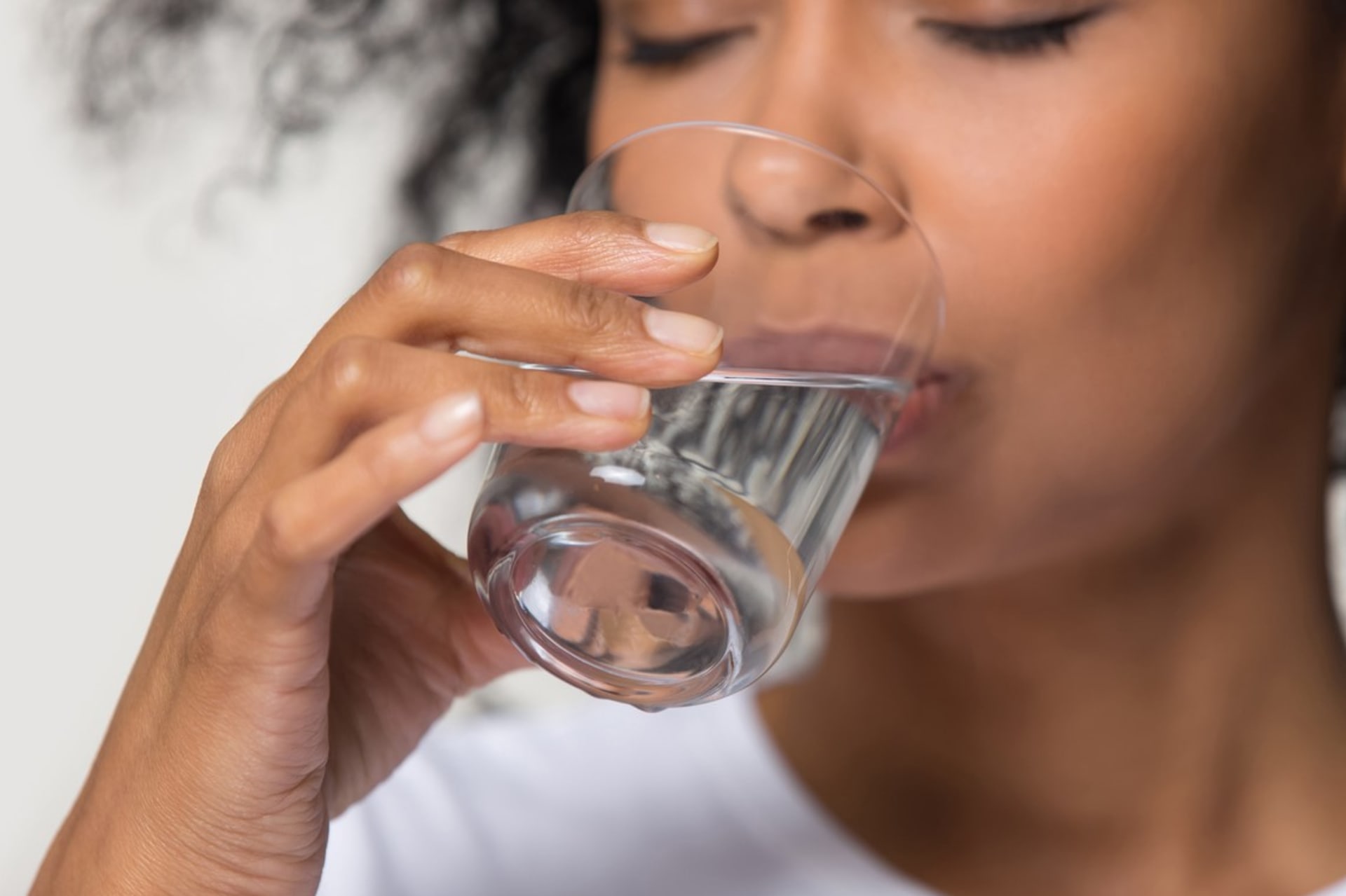 Pít vodu na sílu pro zdraví určitě nemusíte.