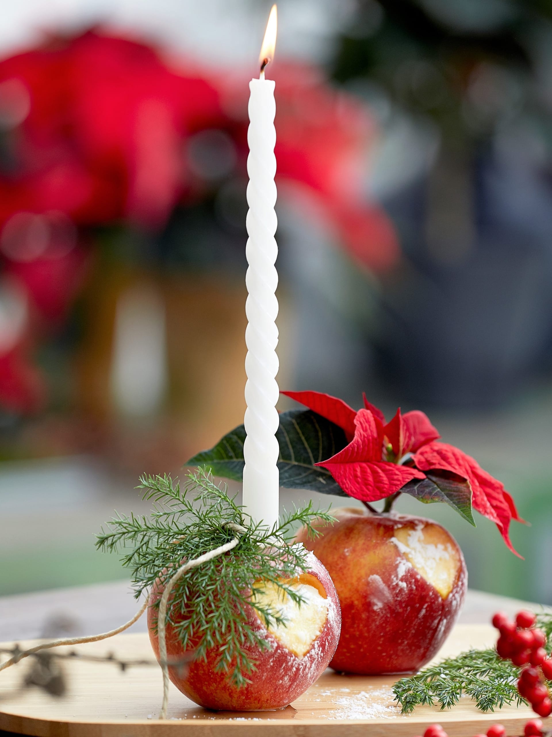Svícen i vázu upravíme na tác a podle svého vkusu i fantazie přidáme další větvičky nebo jiné vánoční dekorace