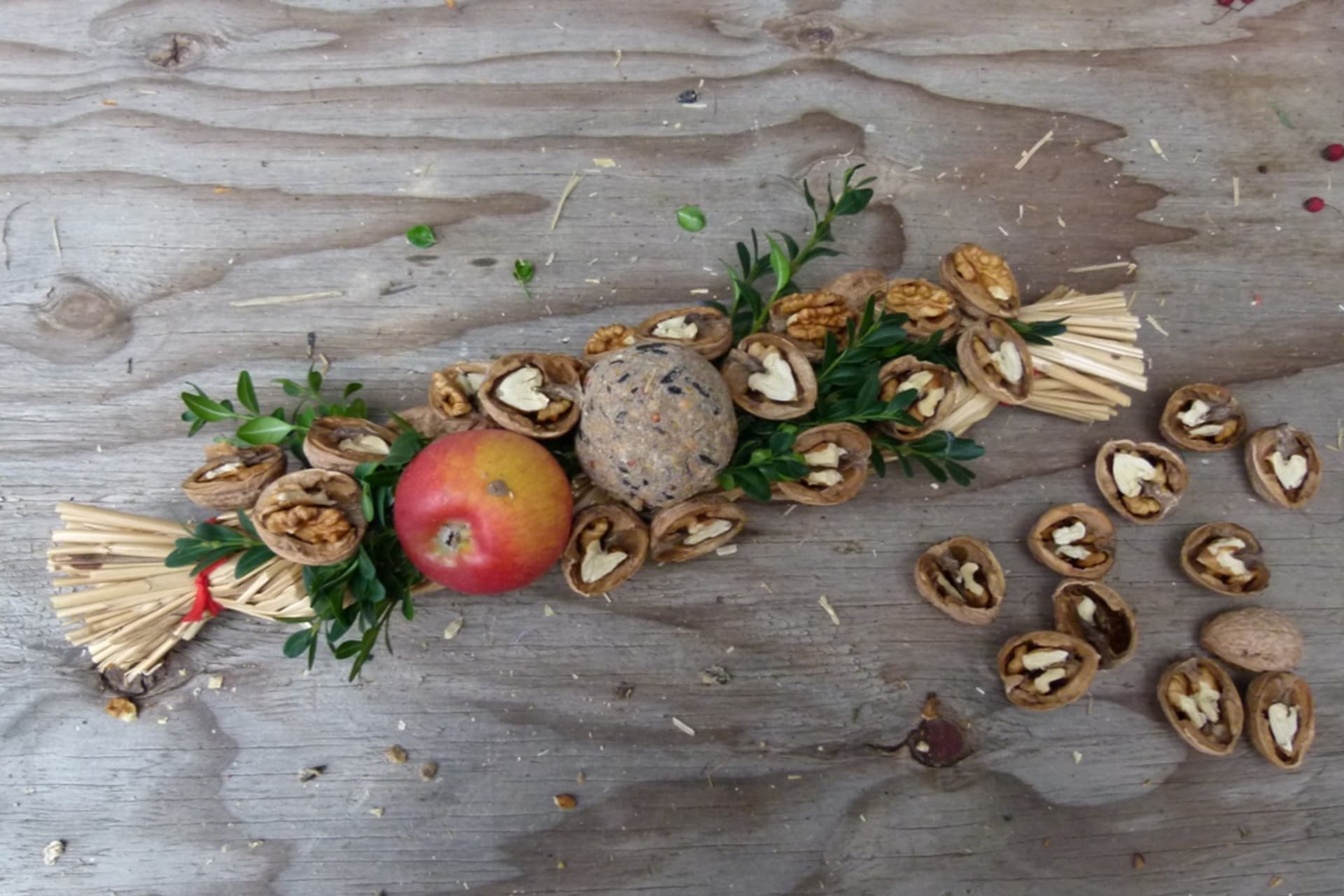 Slaměný cop s ořechy pro ptáčky: Netradiční krmítko ozdobí vaši zahradu 3