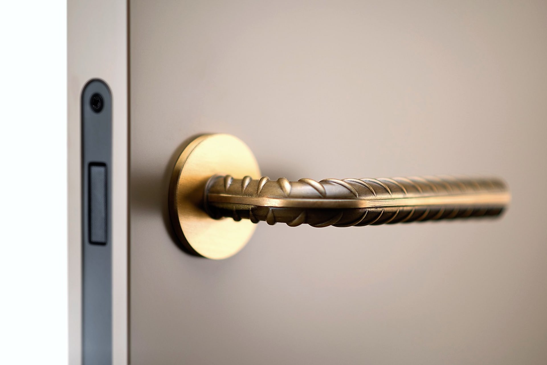 U magnetického zámku se střelka vysouvá až ve chvíli, kdy dojde k zavření dveřního kompletu. Dveře proto není nutné zavírat klikou, ale stačí je pouze přistrčit. 