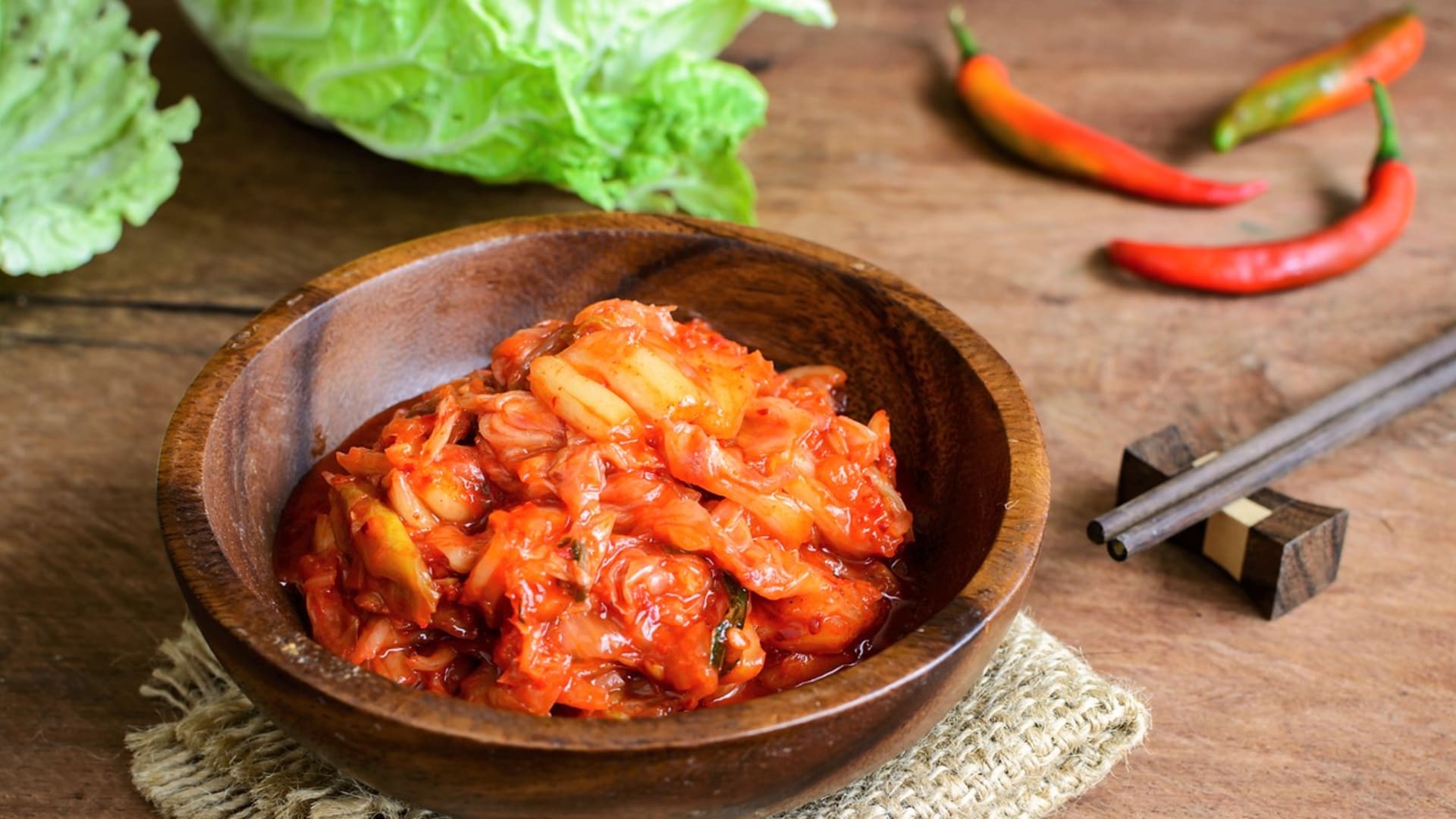 Pekingské zelí je základem tradiční pikantní korejské pochoutky kimči (kimčchi či kimchi)
