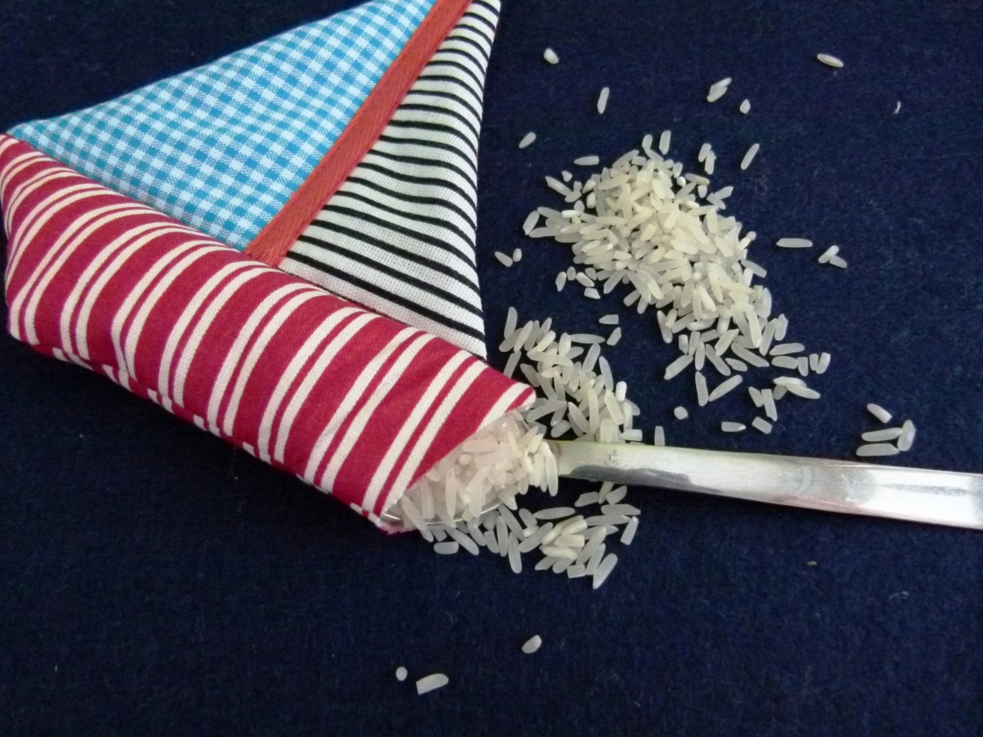 Barevné loďky, plněné rýží, udrží ubrus na stole i při větru 11
