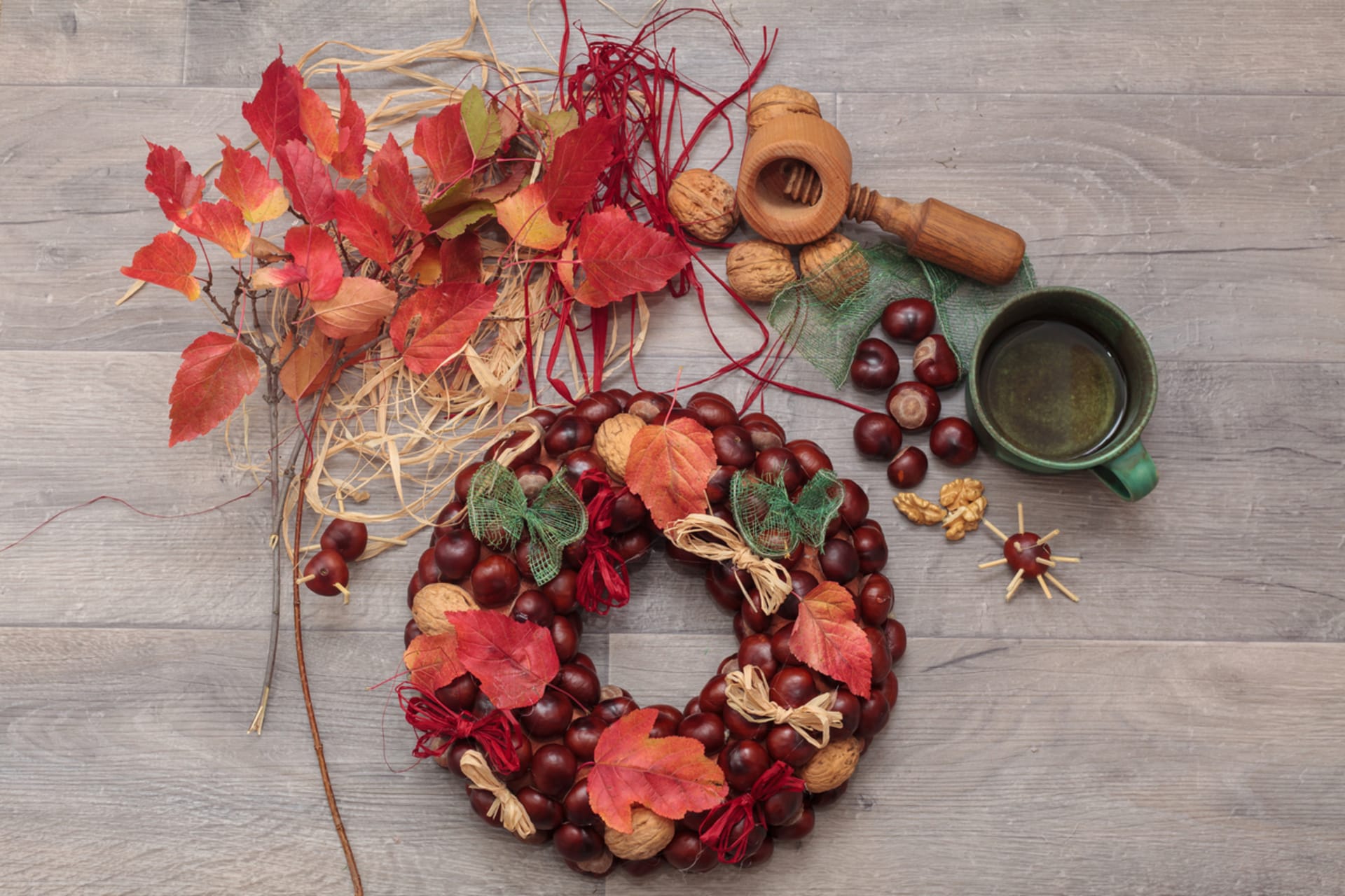 Podzimní věnec z kaštanů, ořechů a barevného listí