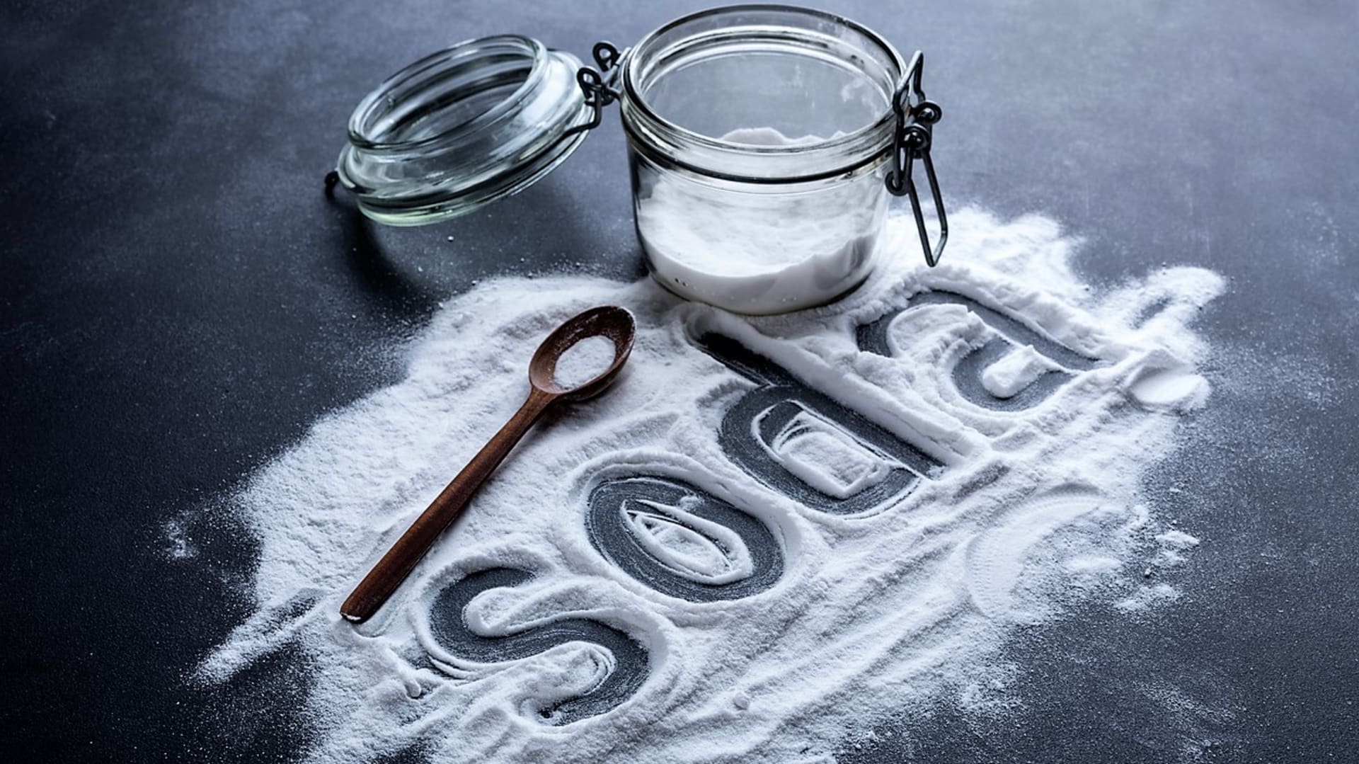 V kuchyni se jedlá soda dá využít místo kypřicího prášku do pečiva, rozpuštěná ve vodě může ulevit od pálení žáhy a zároveň je univerzálním pomocníkem při úklidu.