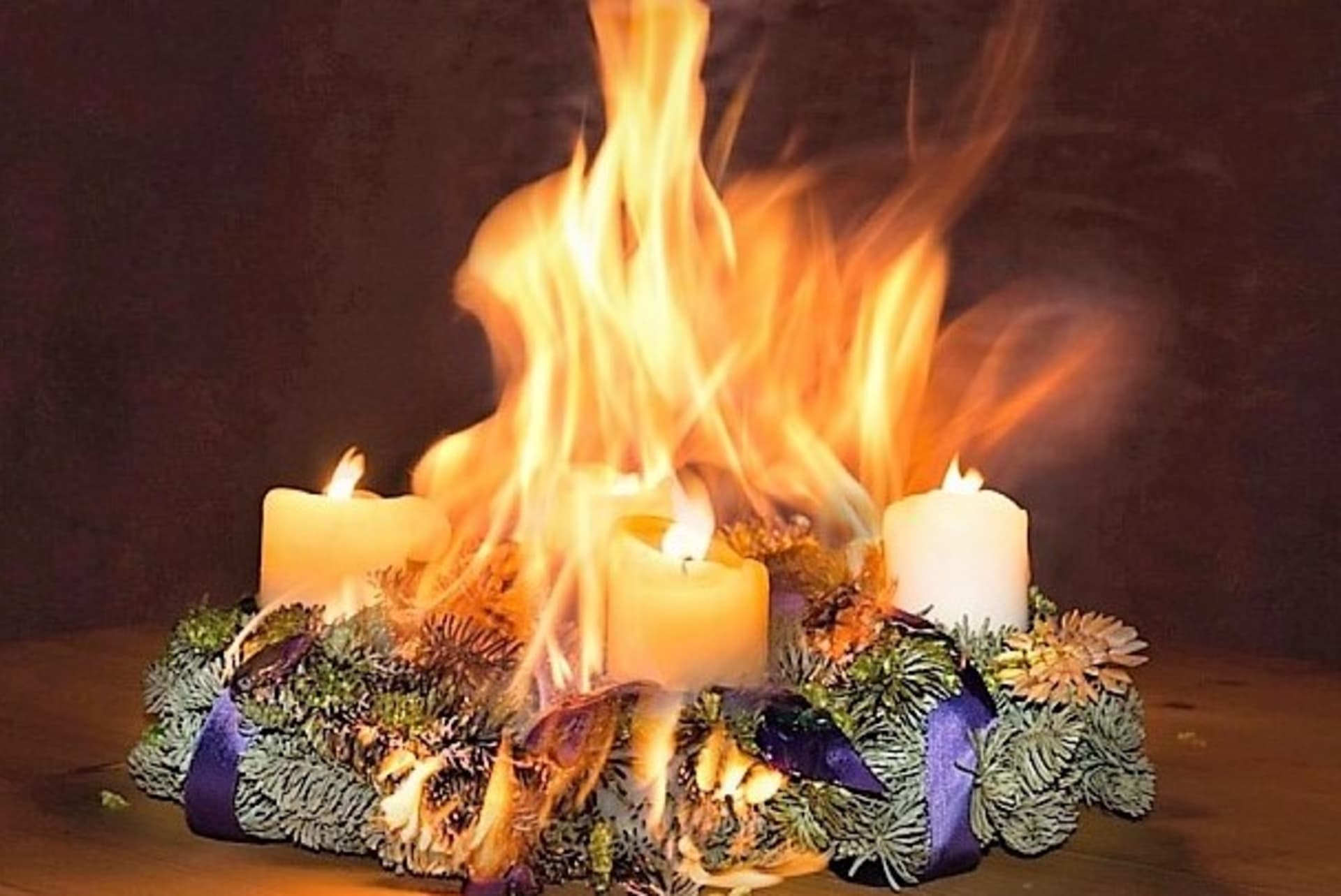 adventní věnec bez ochranných podložek pod svíčkami může sloužit výhradně jako dekorace a v žádném případě svíčky nezapalujte 