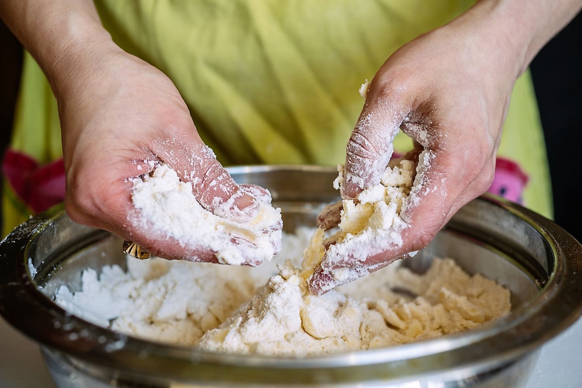 Základem tradiční drobenky jsou tři ingredience: máslo, mouka a cukr 