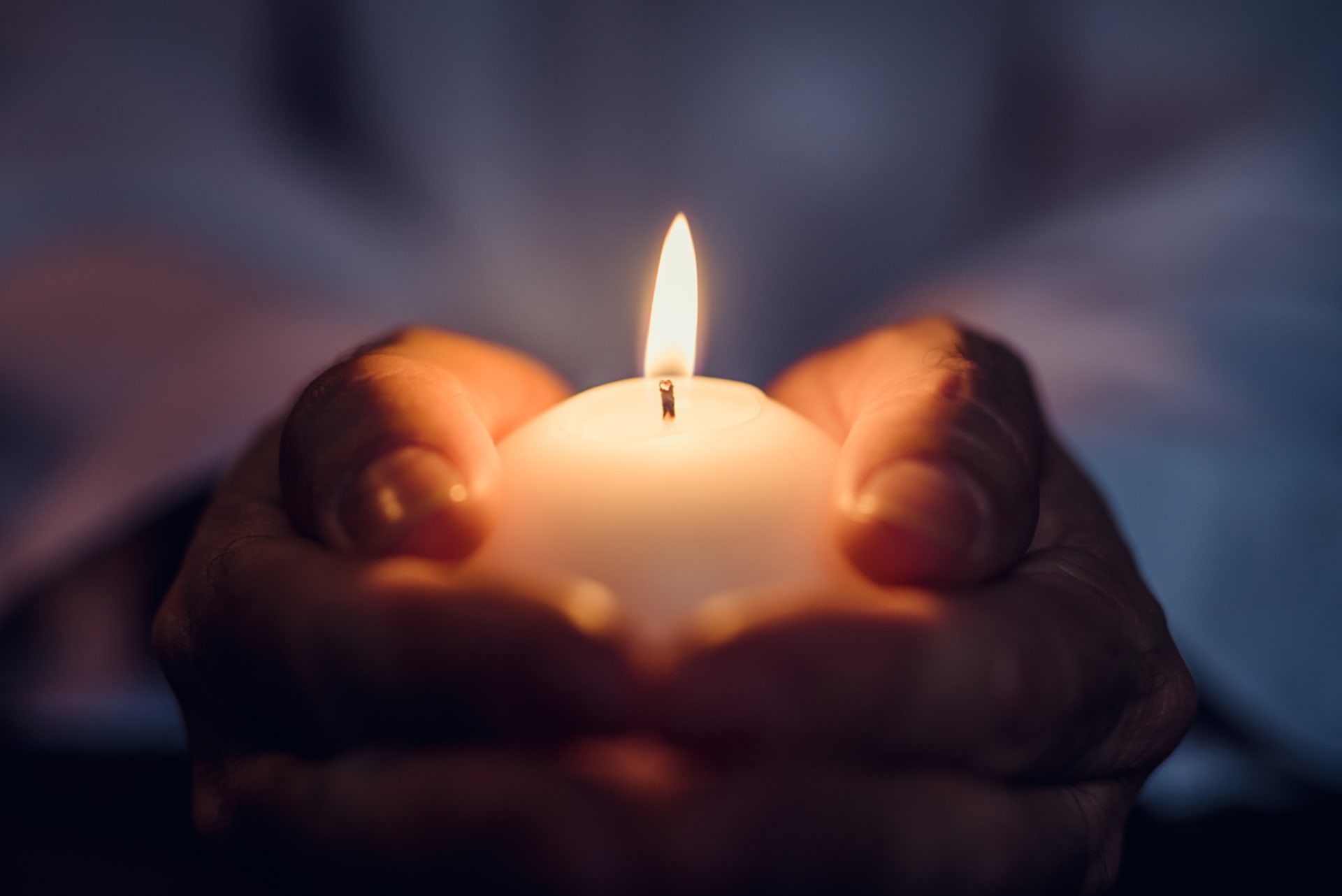 Dušičková tradice zapalovat ohně a svíčky pochází od Keltů i Slovanů, kteří věřili, že oheň očišťuje a světlo pomáhá chránit před zlými duchy