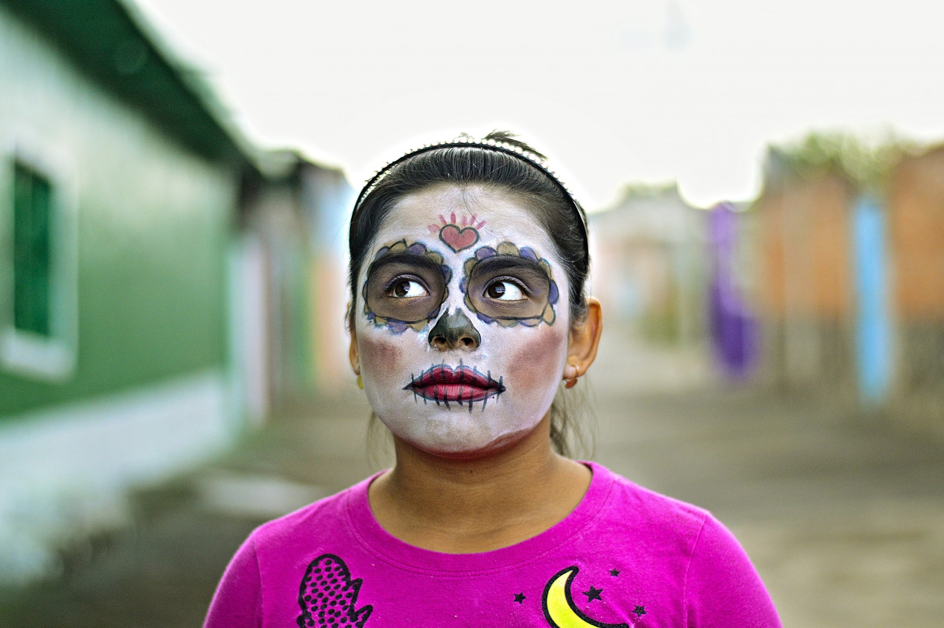 České Dušičky moc zábavné nejsou, americký Halloween většina lidí nemá ráda. Ideální příležitost, abyste zkusili oslavit Dušičky jako v Mexiku. Tahle oslava je tak výrazná a jedinečná, že ji chrání UNESCO. Mísí se tu indiánské tradice s křesťanstvím a všude je spoustu barev a jídla.