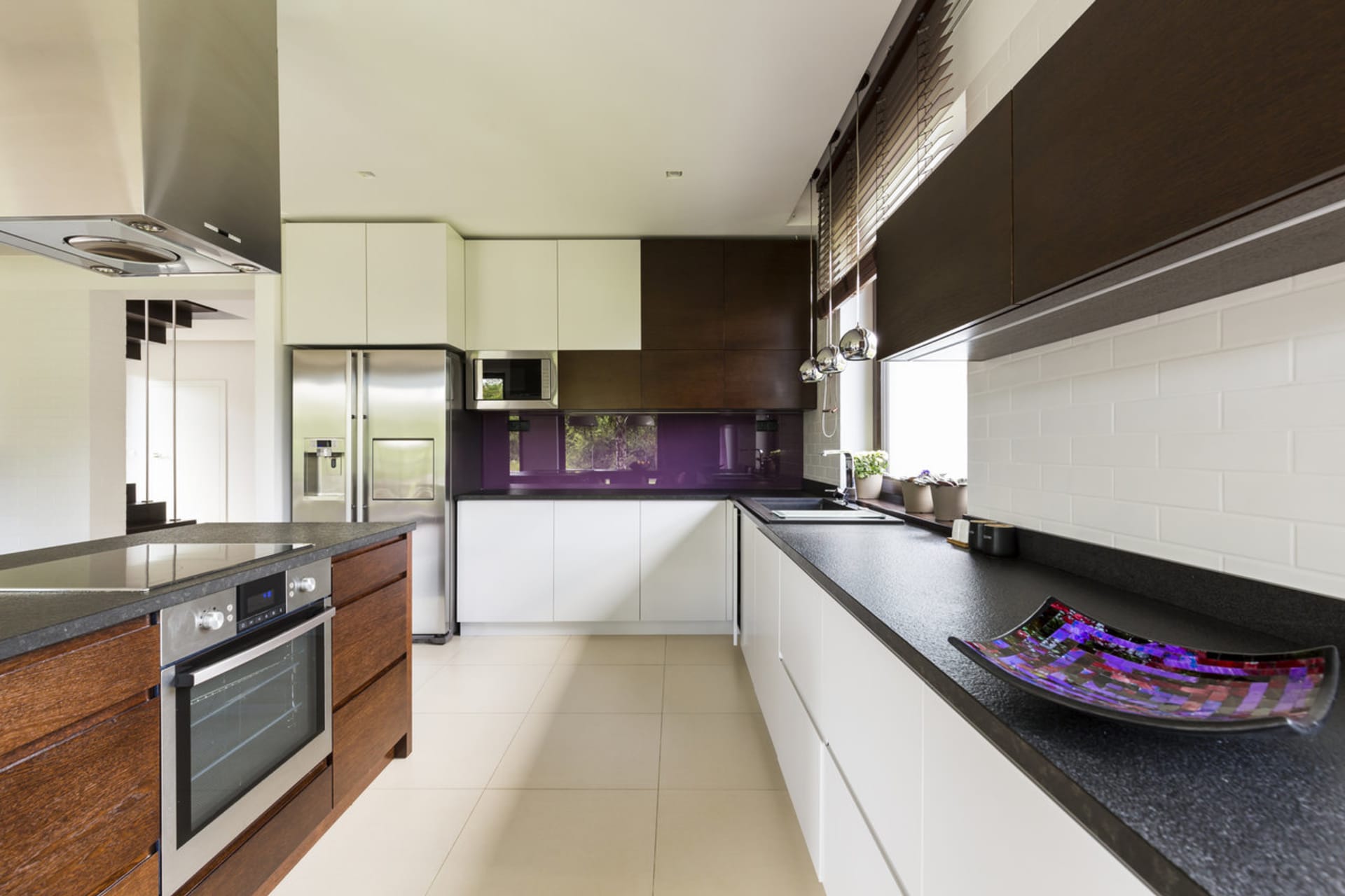 Fialová barva v interiéru: Pokud je vám tedy fialová barva blízká nebo vás něčím přitahuje, nebojte se ji použít – a to například platí i pro kuchyni s oknem.