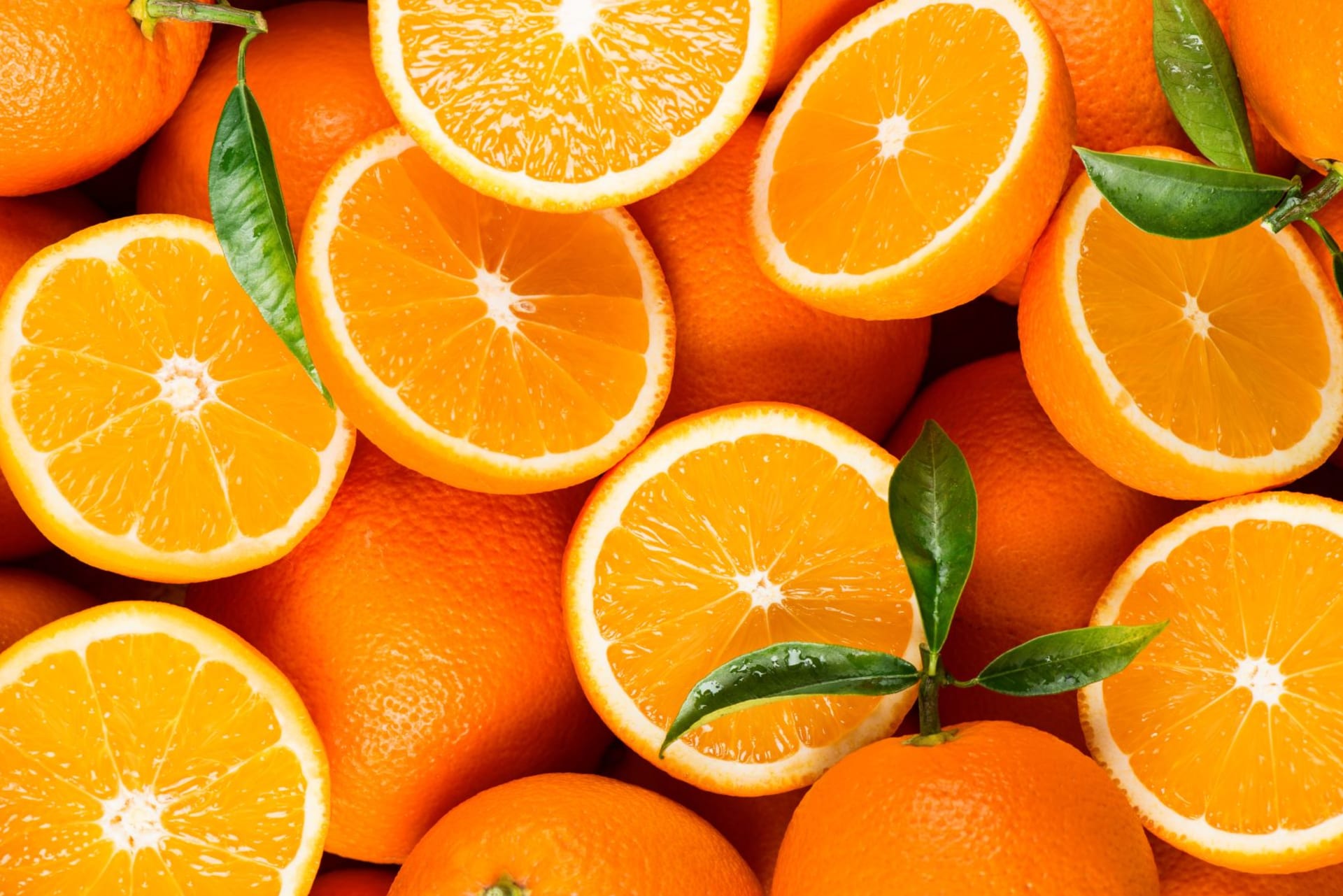 Pomeranče jsou zdrojem vitamínu C.