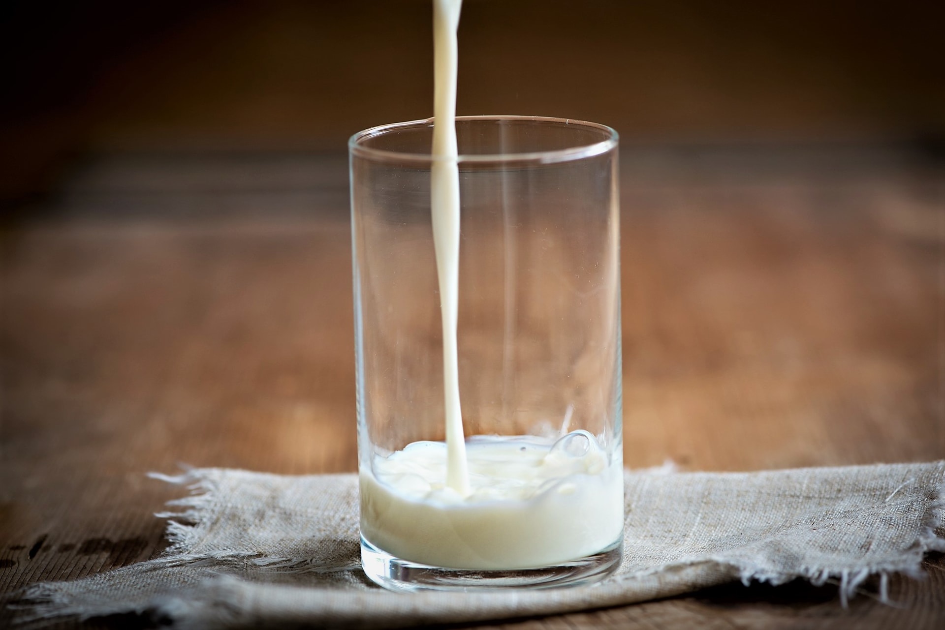 Mléko je tradičním zdrojem kvalitních bílkovin a kyseliny mléčné, především je doslova vitaminovou bombou – obsahuje totiž vitaminy A, D, E, K a vitamíny skupiny B a z minerálních látek mj. vápník, hořčík, sodík, draslík, fosfor, chlor, železo a jód