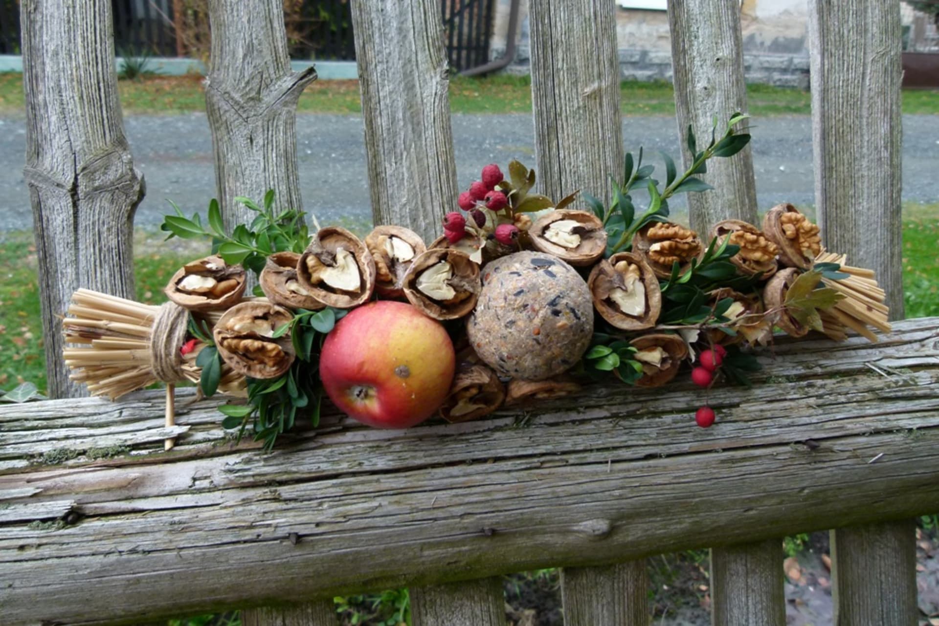 Slaměný cop s ořechy pro ptáčky: Netradiční krmítko ozdobí vaši zahradu 6