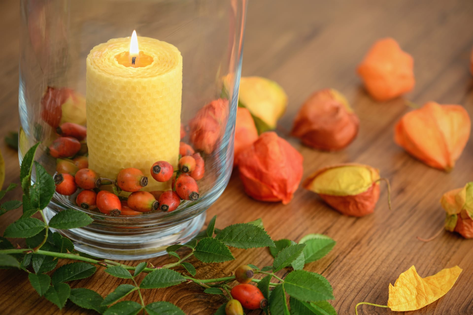 Podzimní svíčky: Sklenici můžete naplnit podzimními plodinami. Krásně vypadá červená jeřabina nebo šípek, můžete ale přihodit i několik žaludů nebo menších kaštanů.
