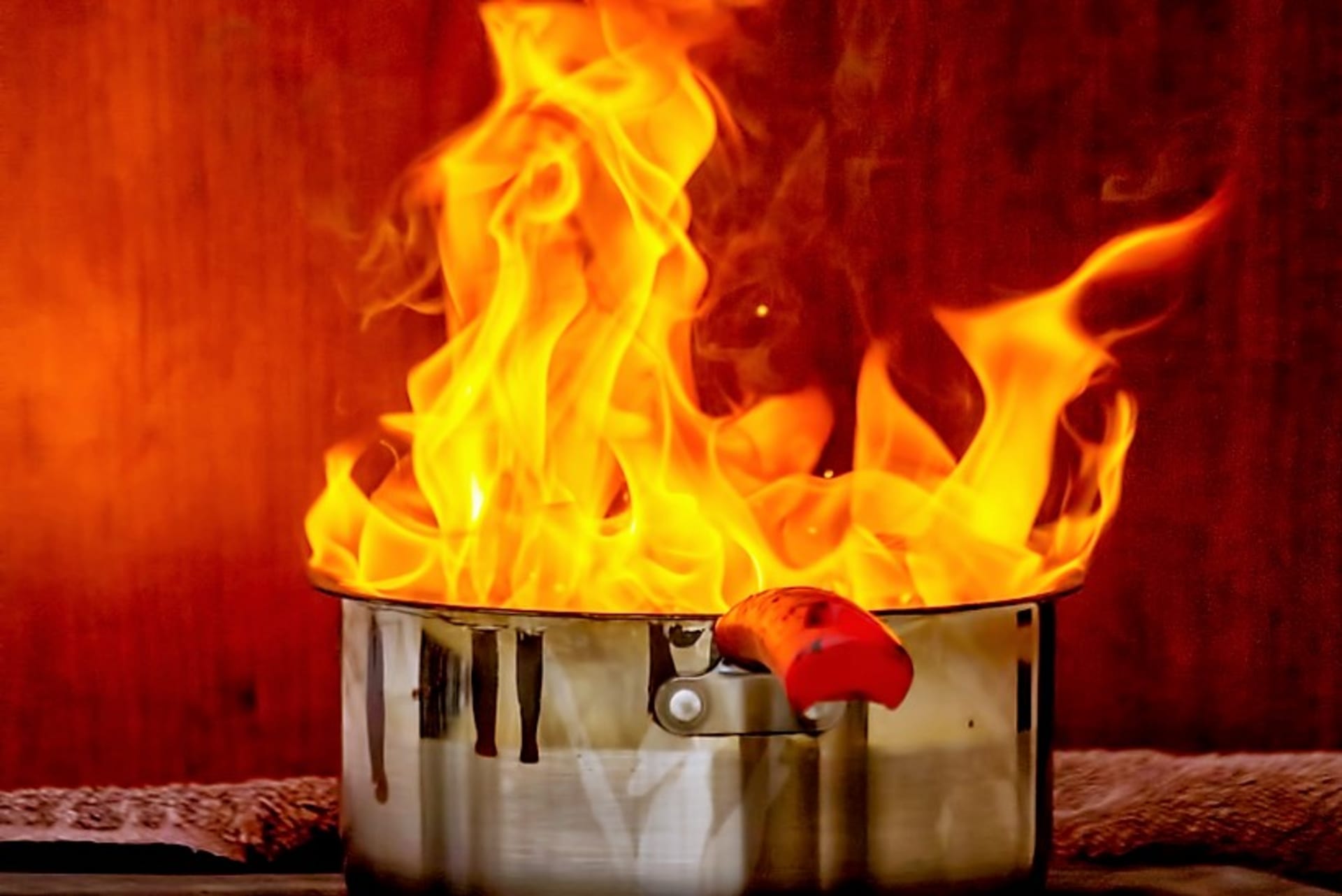 Příčina požáru, v lepším případě jen zničení zařízení kuchyně bývá ve vznícení rozehřátého omastku na pánvi. Vyvarujte se proto při vaření a pečení metody páté přes deváté.