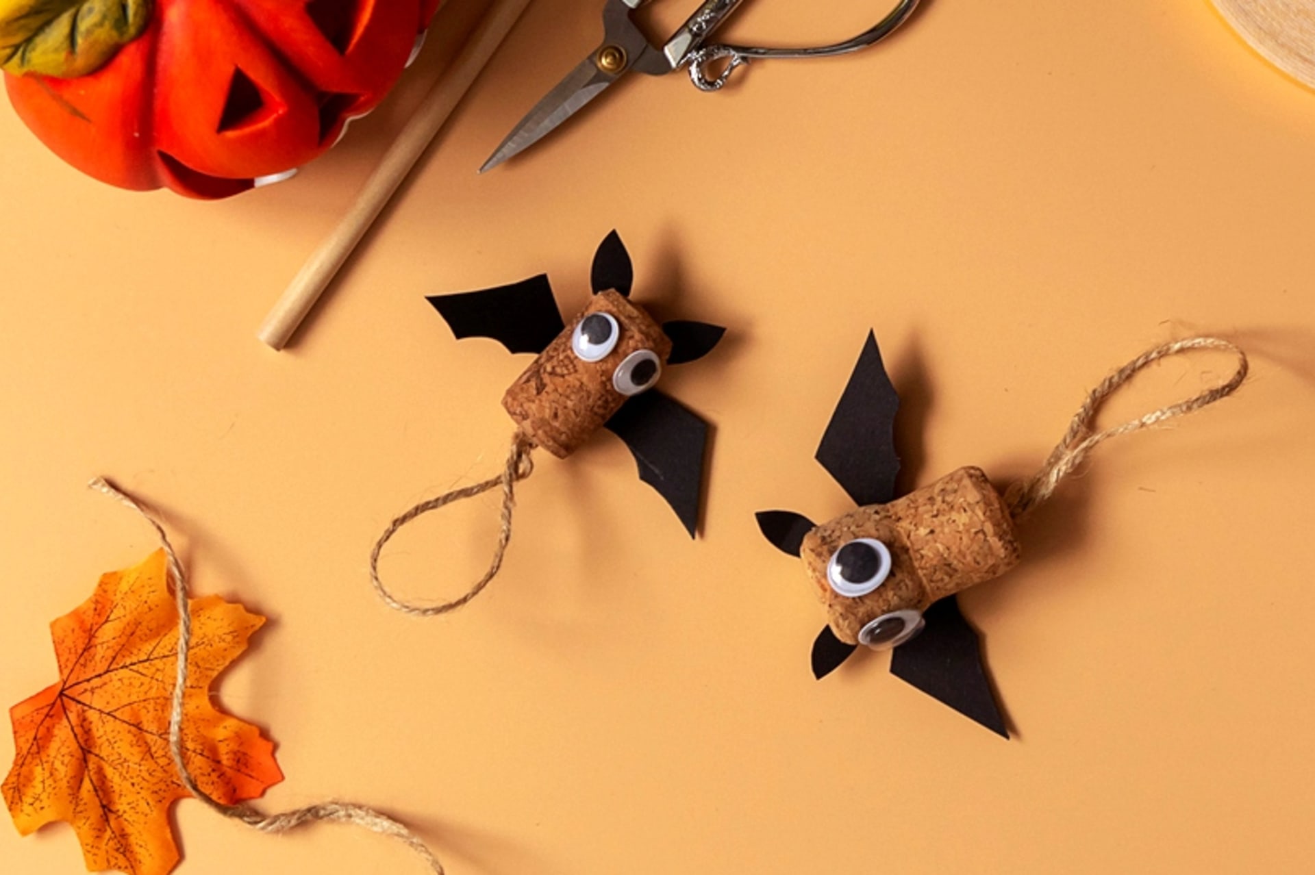 Roztomilé netopýry z korkových špuntů si můžete vyrobit s dětmi jen tak pro radost i jajo halloweenskou dekoraci