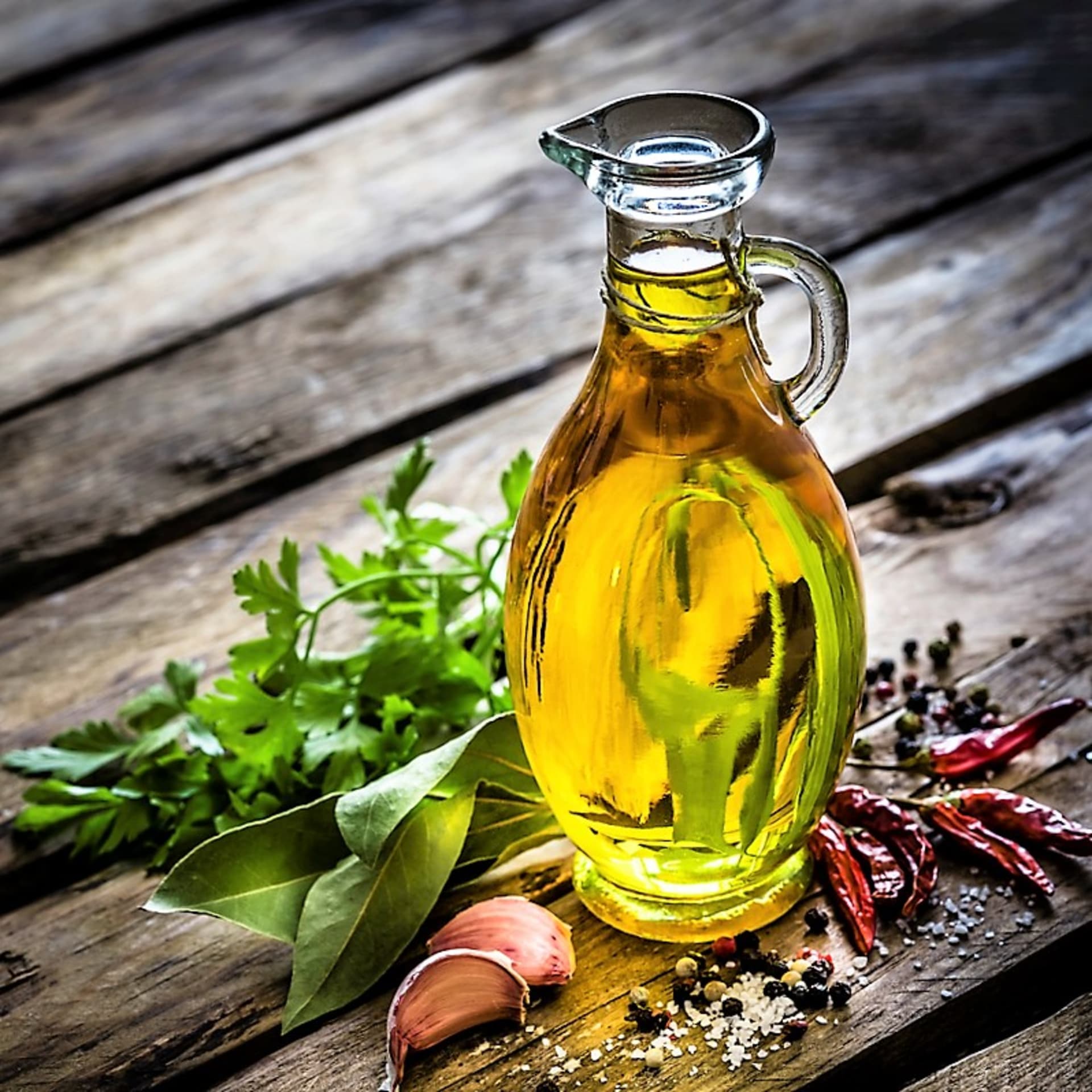 Na domácí výrobu ochuceného oleje pro studenou kuchyni nakládáme bylinky a spol. optimálně do zastudena lisovaného (panenského) oleje olivového nebo slunečnicového