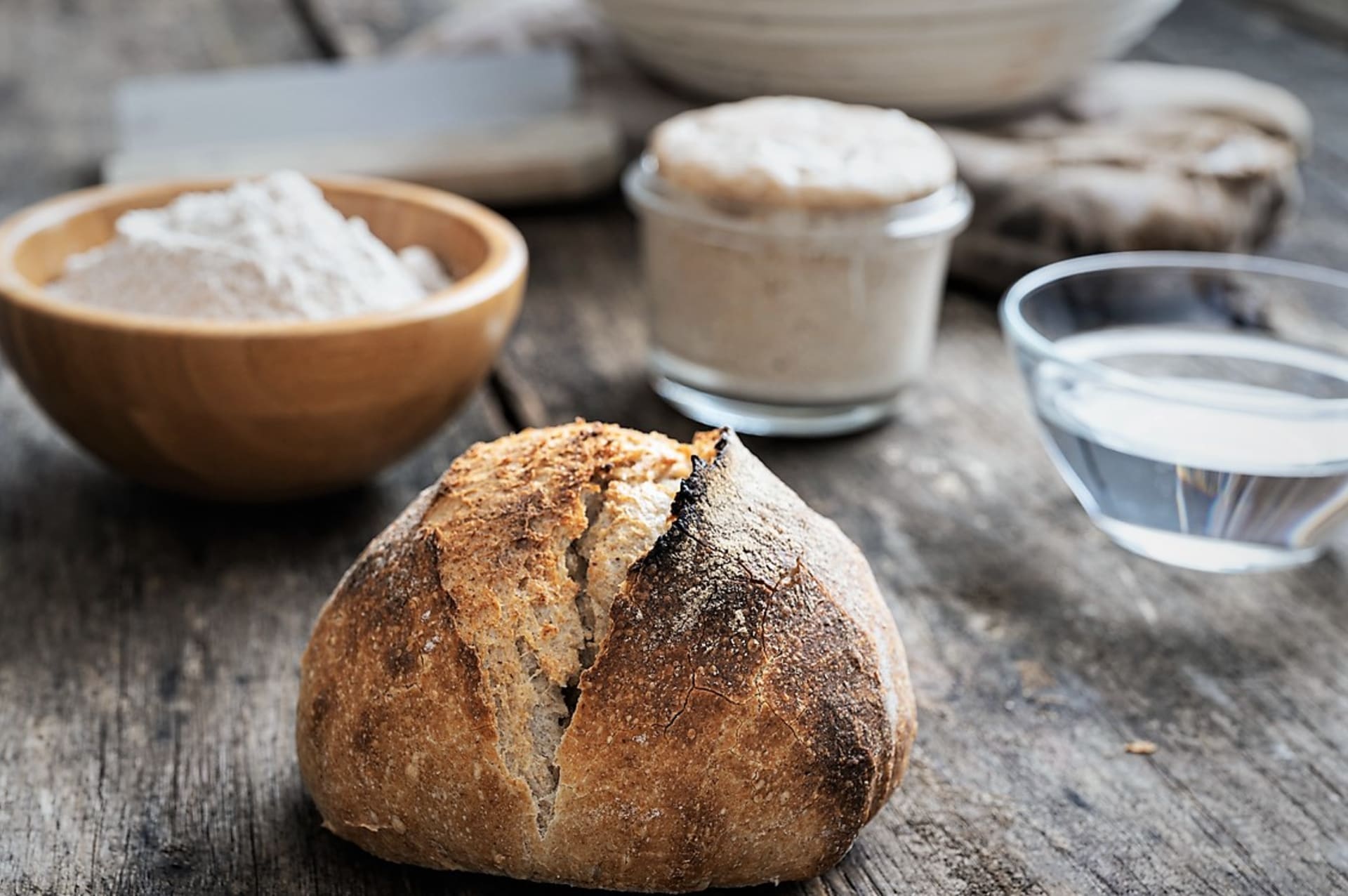 Na přípravu tradičního chlebového kvásku potřebujeme v zásadě jen vodu a kvalitní chlebovou mouku, která obsahuje dostatek lepku, ideální je žitná