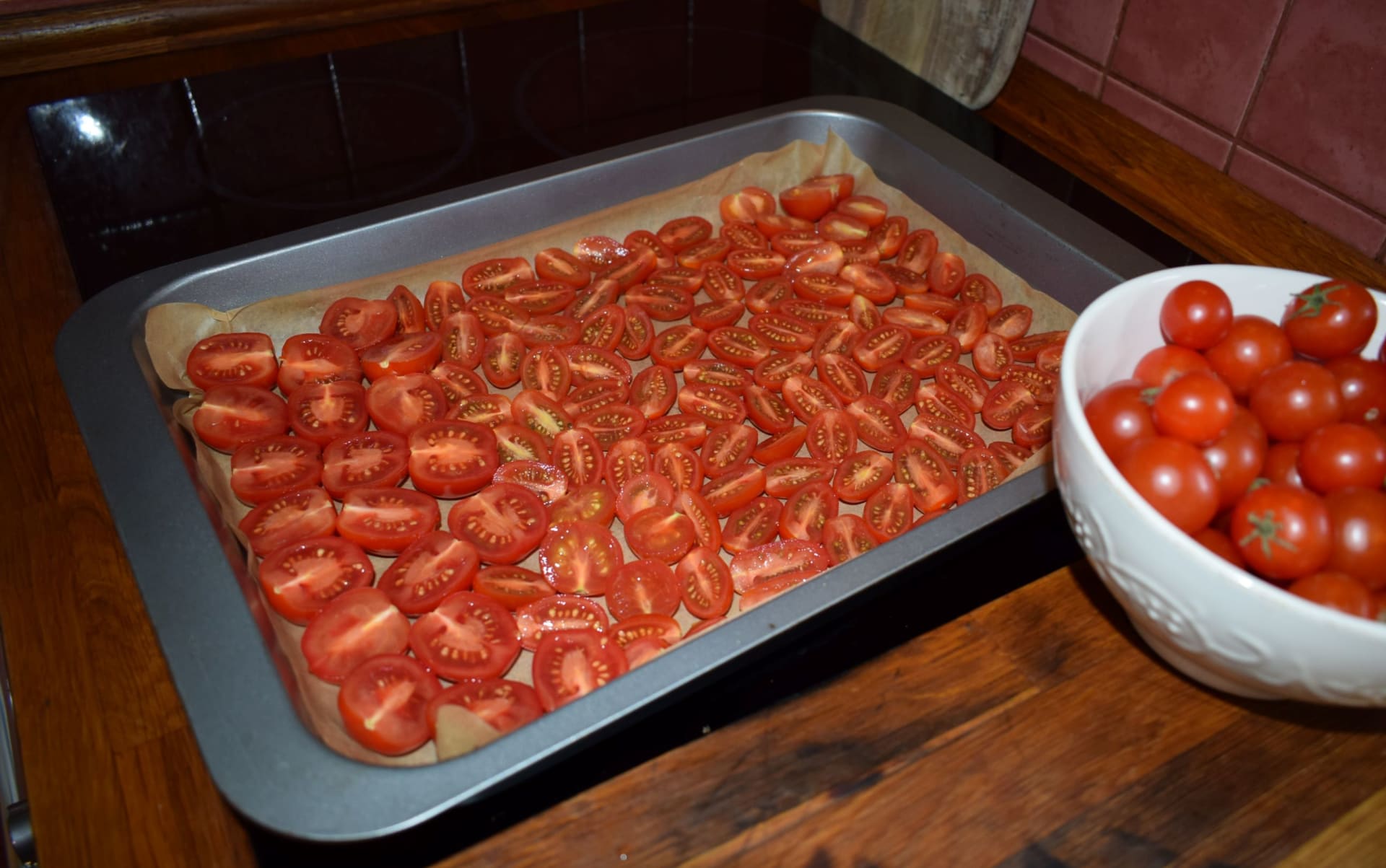 Vyskládejte rajčata na plech s pečicím papírem