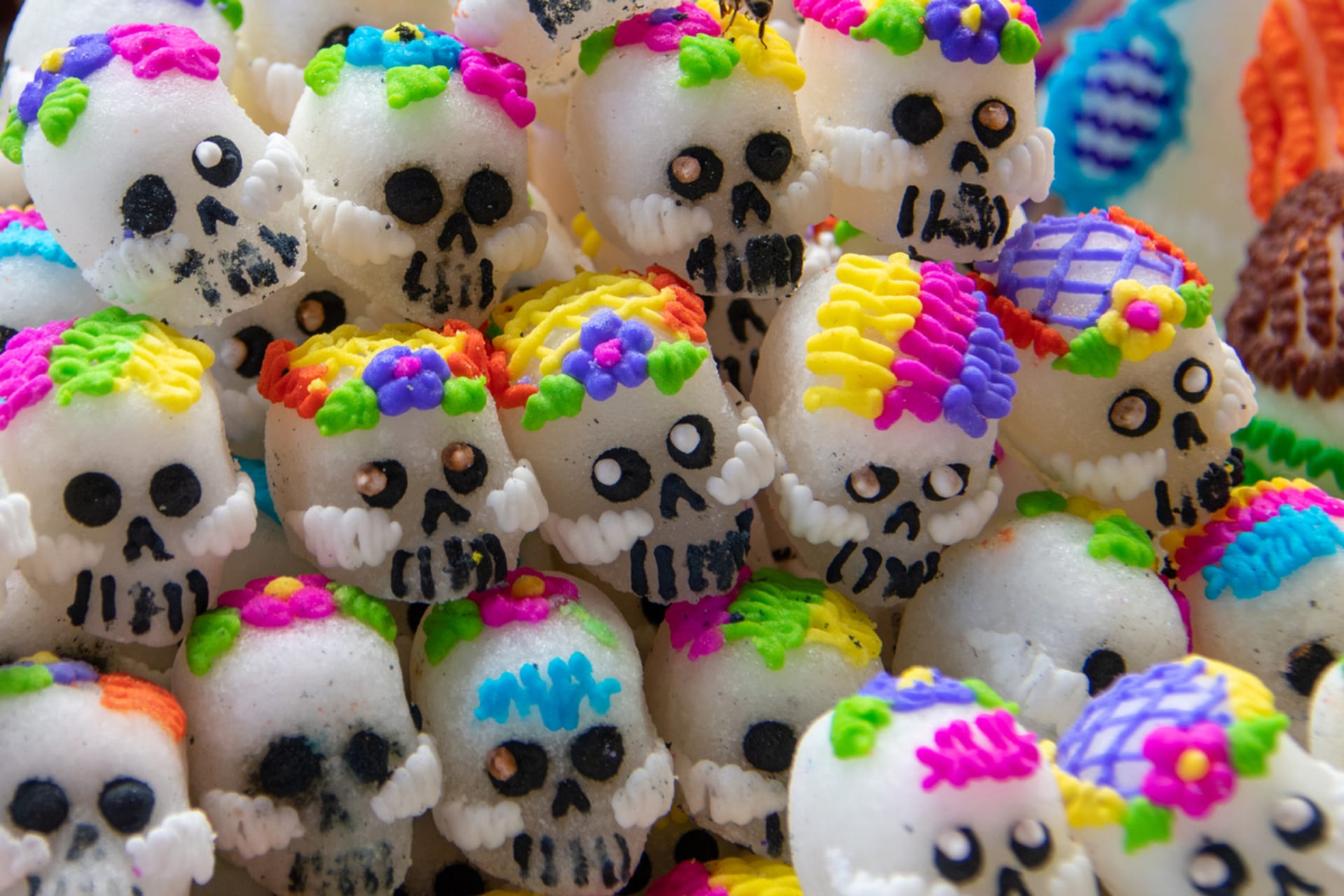 Před Dnem mrtvých vyrábějí Mexičani lebky z cukru, které bohatě zdobí třpytkami nebo blyštivým papírem