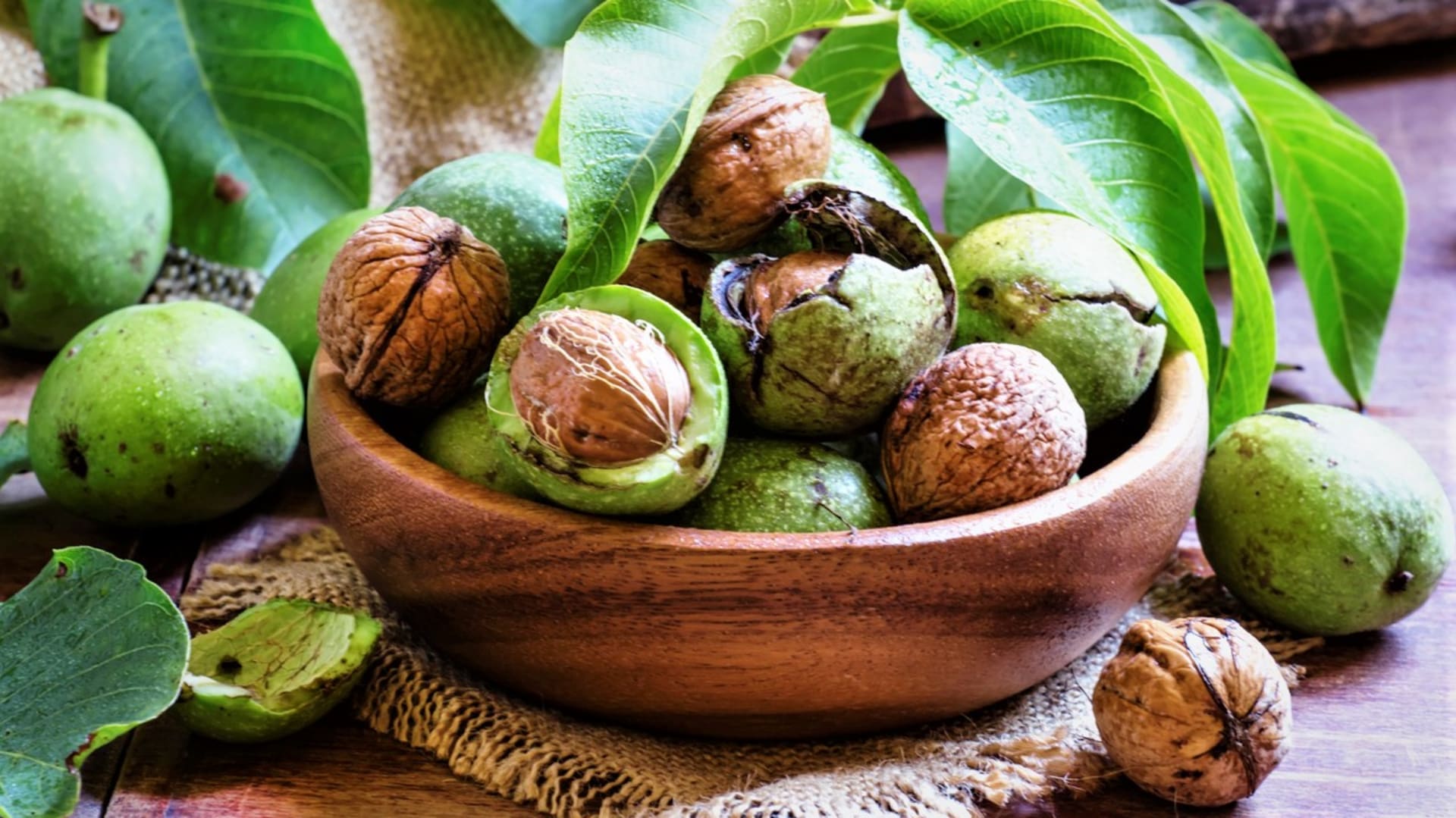 Vlašské ořechy patří mezi nejzdravější potraviny.  Jak ořešák královský pěstovat