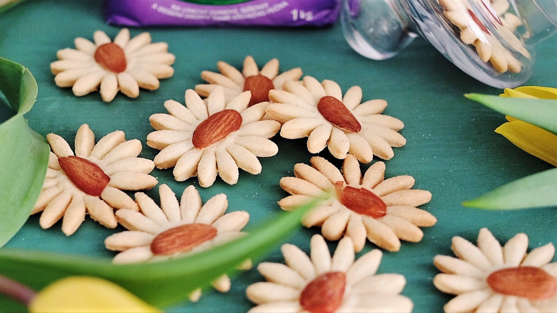 Napečte (ne)tradiční velikonoční cukroví. Sušenky ve tvaru kraslic, zaplétané koláčky a mandlové květy 
