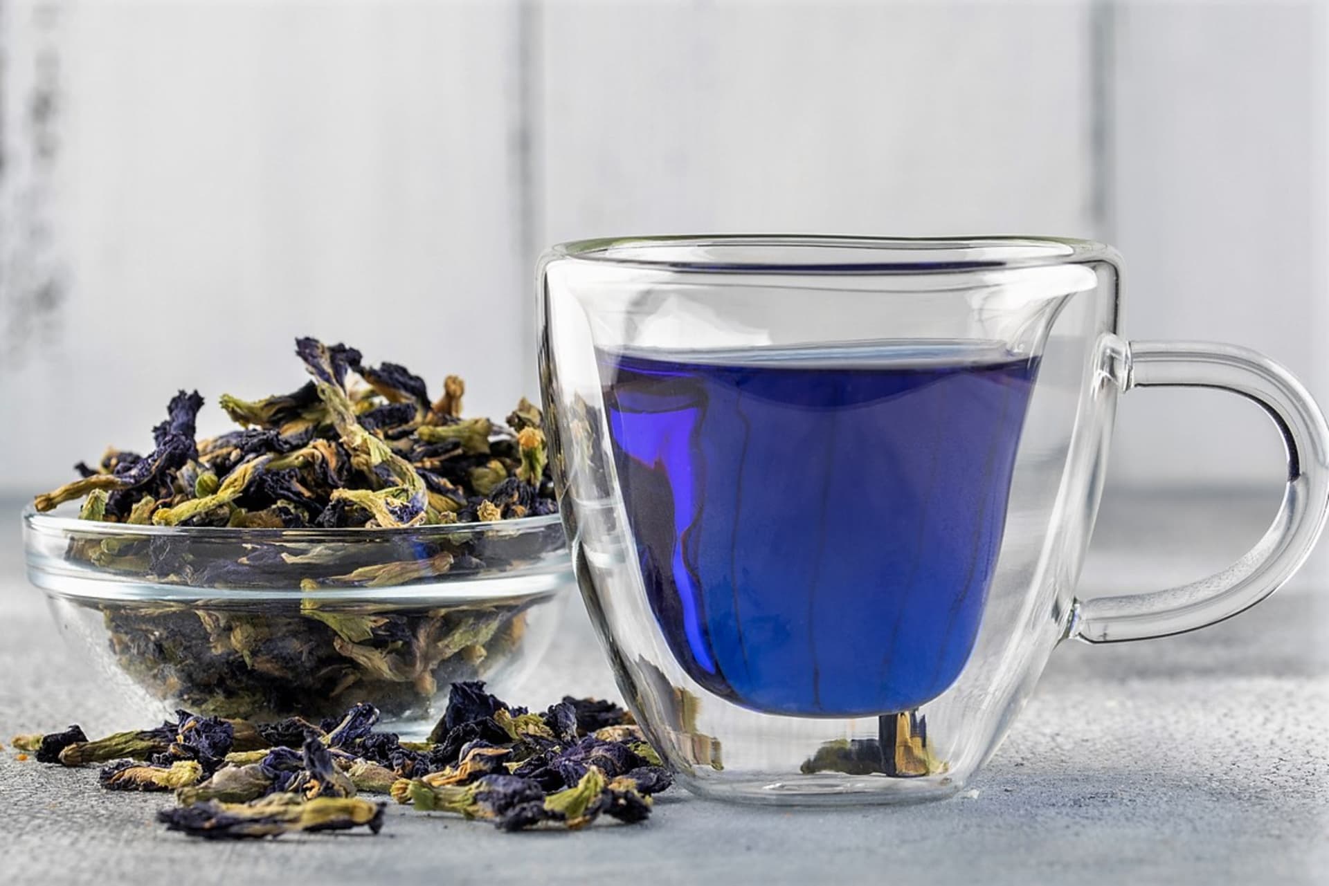 Pro zvídavé Blížence je tím pravým modrý čaj z exotických květů klitorie ternatnské