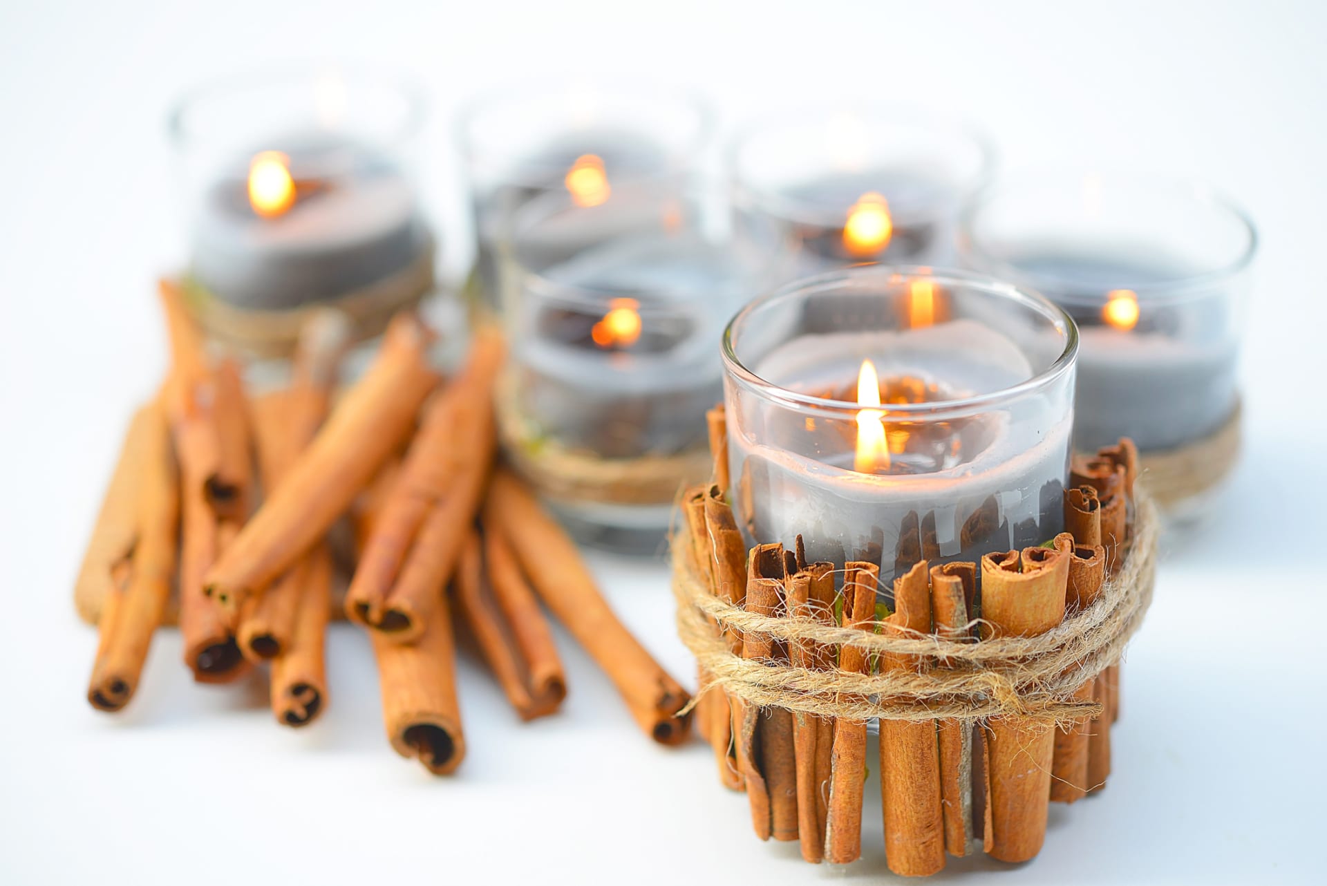 Podzimní svíčky: Skořice je skvělá nejen jako koření, ale i jako dekorace.  