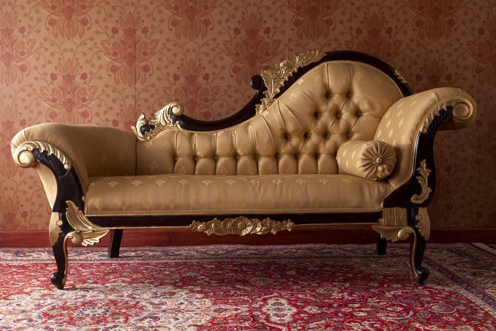 Francouzský styl bydlení: Objevte kouzlo chaise longue neboli dlouhé židle. Odpočívala na nich šlechta ve Versailles, můžete si na ní dát dvacet i vy.
