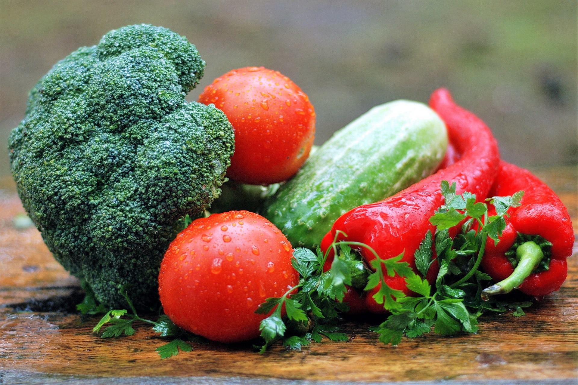 Jak léčit kocovinu: ztracené vitaminy a minerály spolehlivě pomůže nahradit zelenina, například brokolice, rajčata, papriky, okurky, růžičková kapusta...