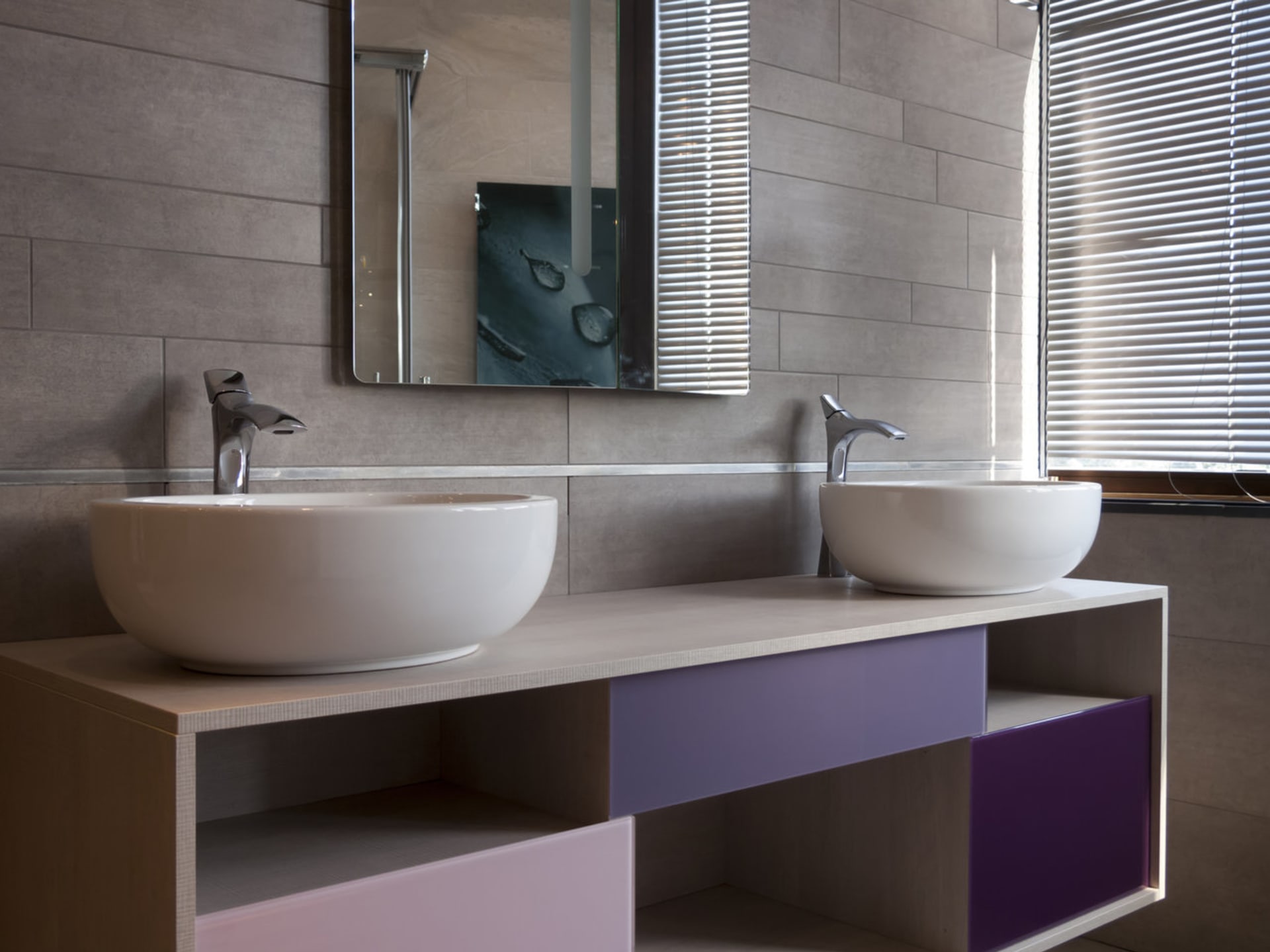 Fialová barva v interiéru: Vybírat můžete v odstínu levandulové, lila či syté fialové, která připomíná zralé švestky.