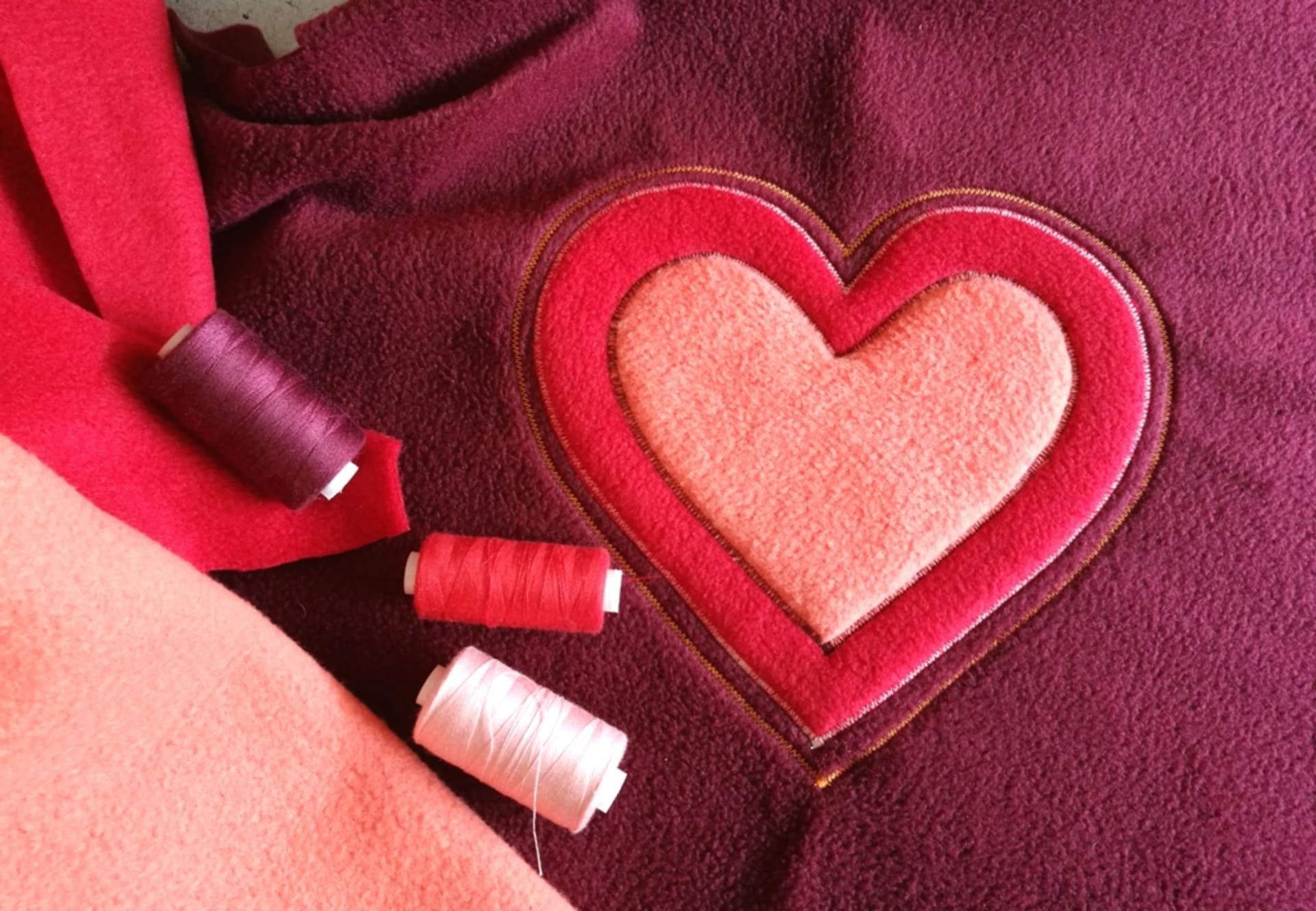 Valentýnský polštářek se srdíčkem: Našijte srdce
