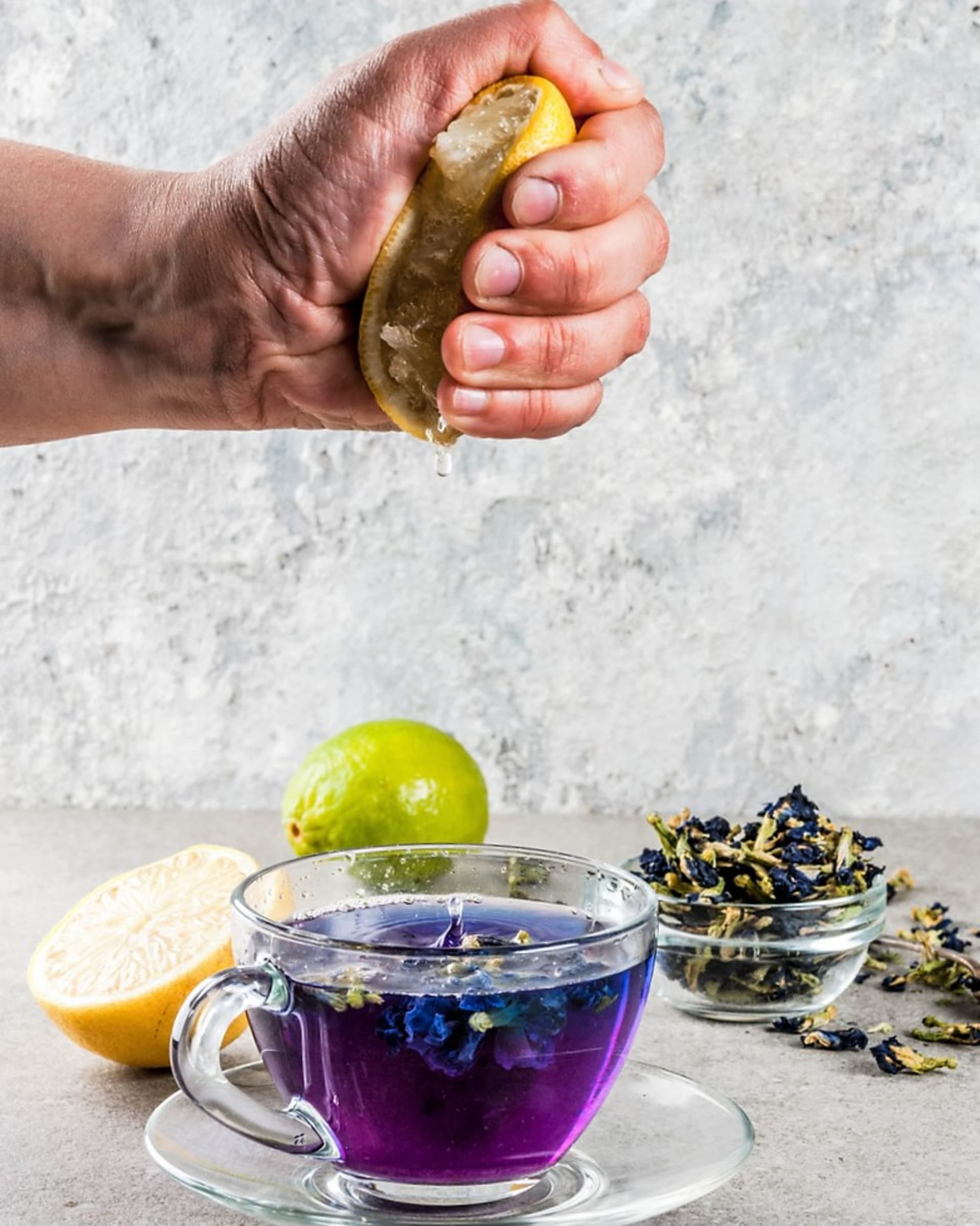 Když vás omrzí tyrkysově modrá barva čaje, můžete ji změnit několika kapkami citronové šťávy na fialovou.