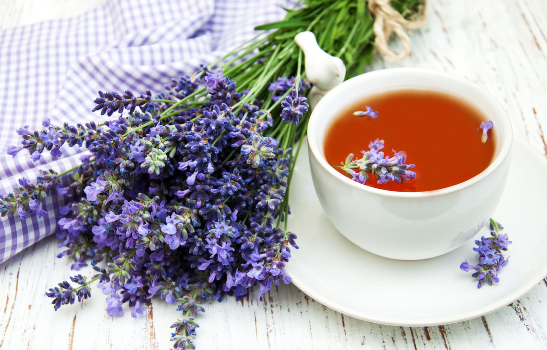 Levandulový čaj popíjíme po doušcích během dne po jídle, když nás trápí plynatost a nadýmání (750 ml) nebo při žaludeční nevolnosti. Při velkém psychickém napětí můžeme vypít tři šálky až vlažného levandulového čaje za den