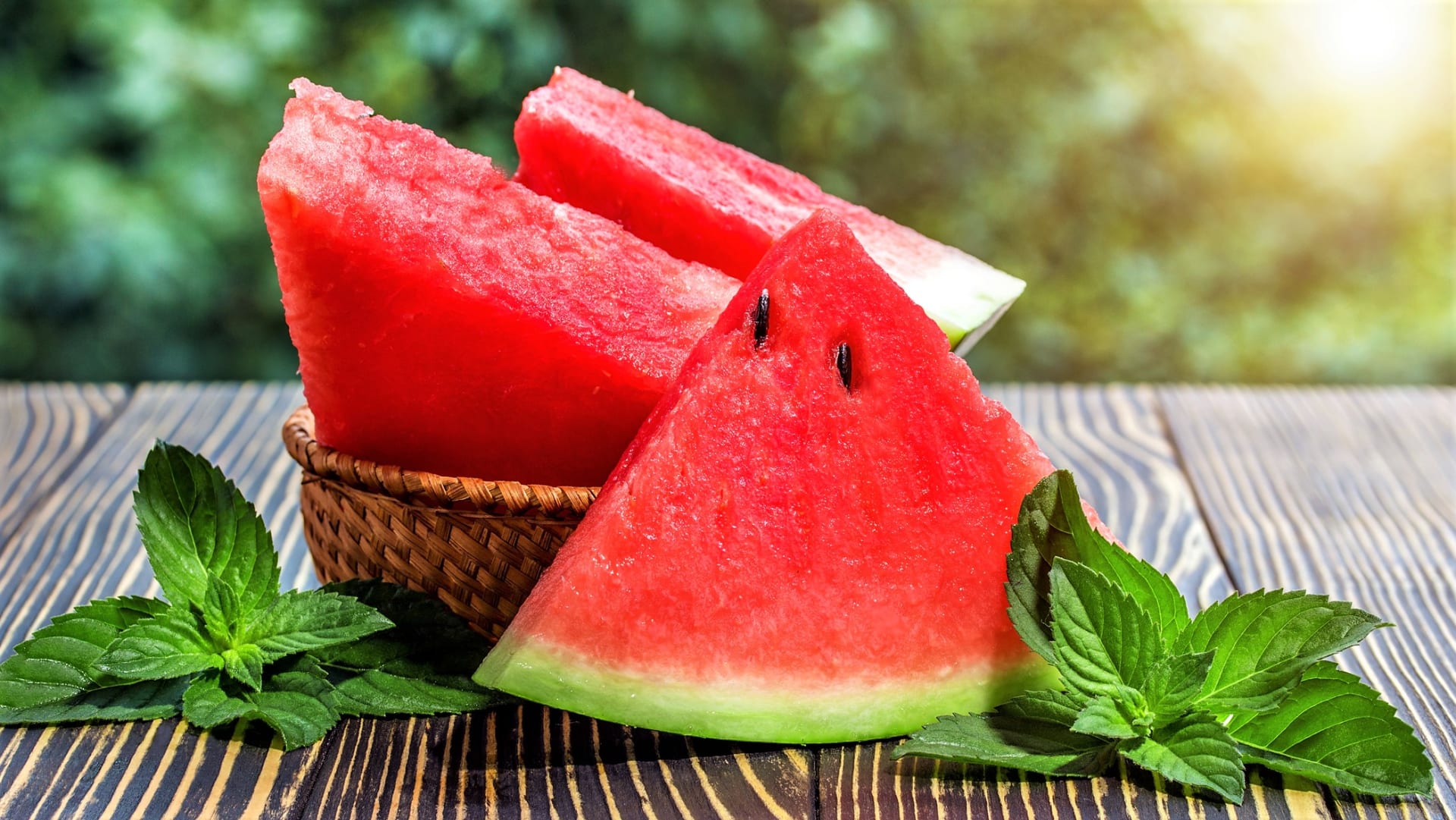 Vodní meloun(Citrullus lanatus) obsahuje až 92 % vody a dále vitamin C, beta karoten, kyselinu listovou, vlákninu, z minerálních látek železo, mangan, draslík, vápník, hořčík a zinek. Je chutný, výživný, má málo kalorií, skvěle hydratuje a detoxikuje.
