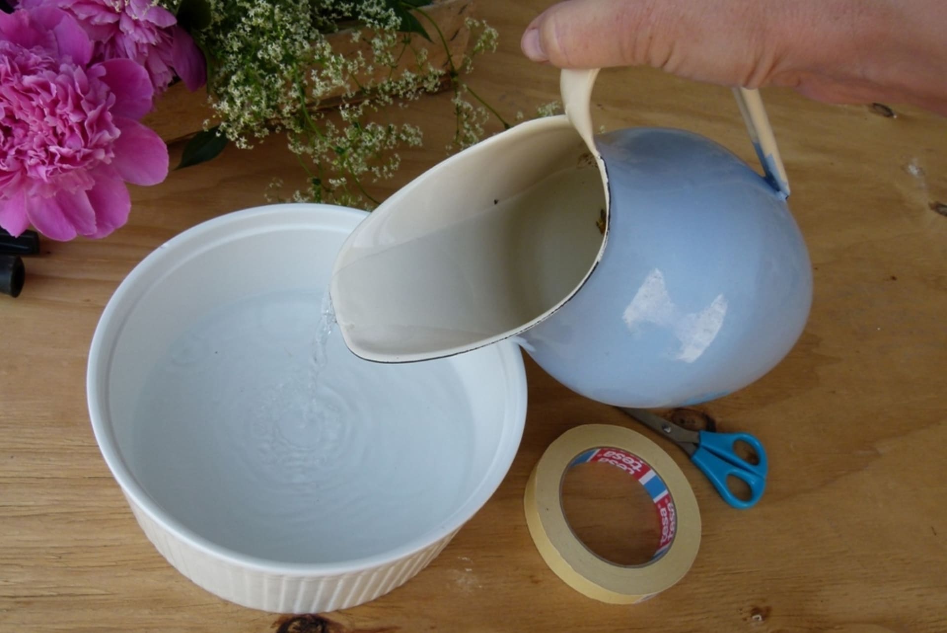 Použijte těžší mísu porcelánovou, ne z umělé hmoty