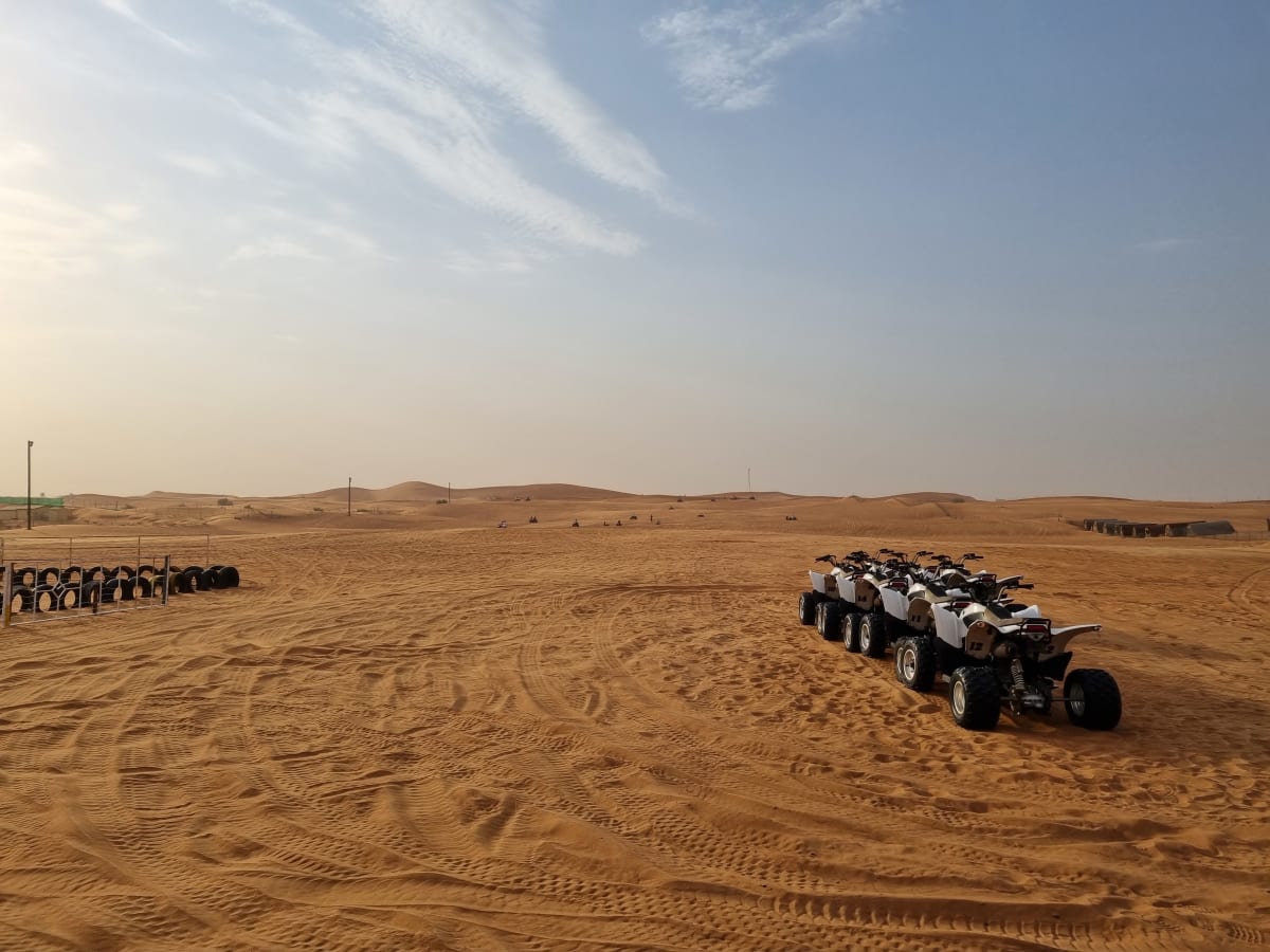 Turisté mohou v dubajských pouštích jezdit na čtyřkolkách.