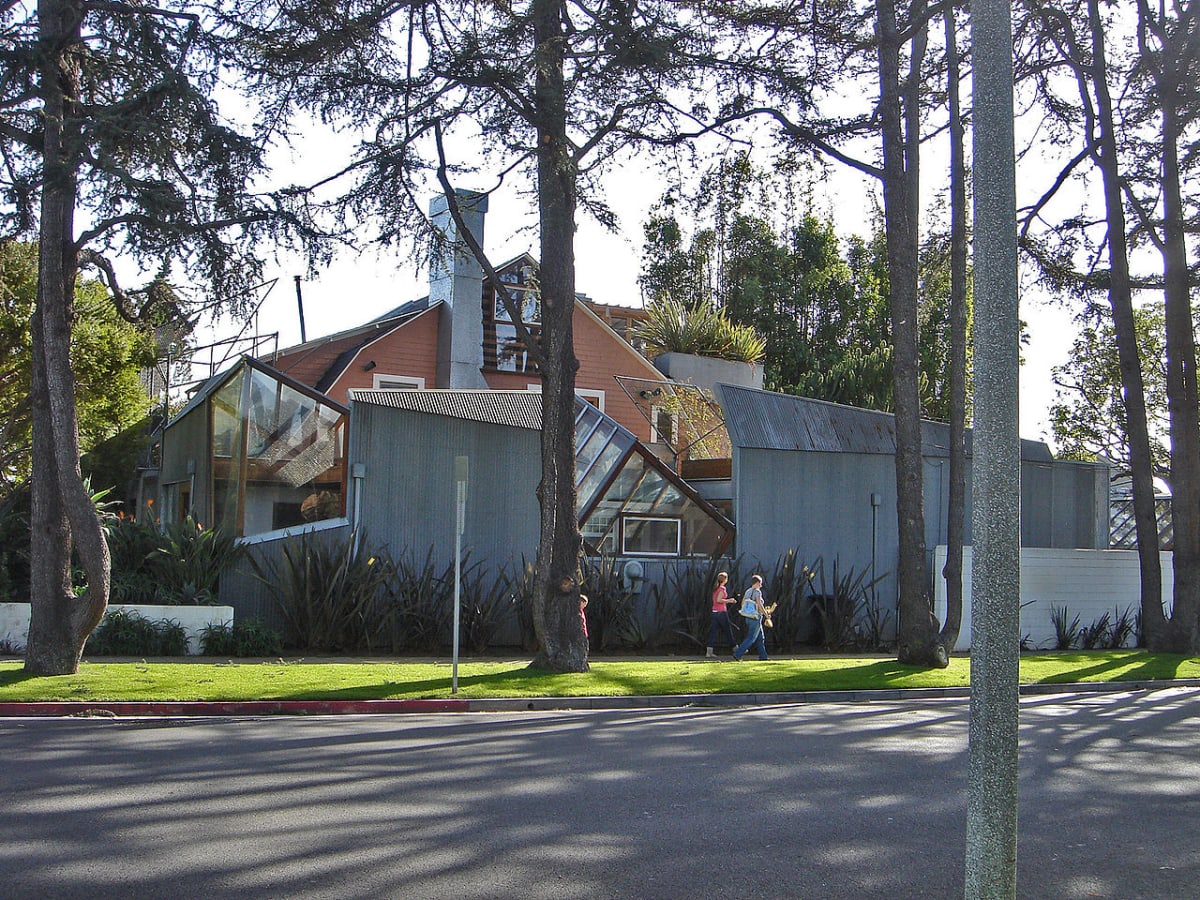 Rodinný dům Franka Gehryho, který zprvu sousedé nemohli vydýchat.