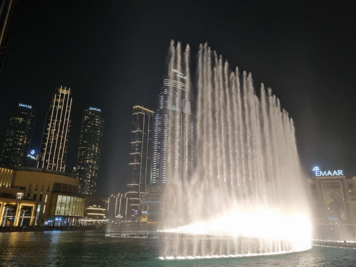 Největší fontána na světě, která se nachází u největšího obchodního domu Dubai Mall.