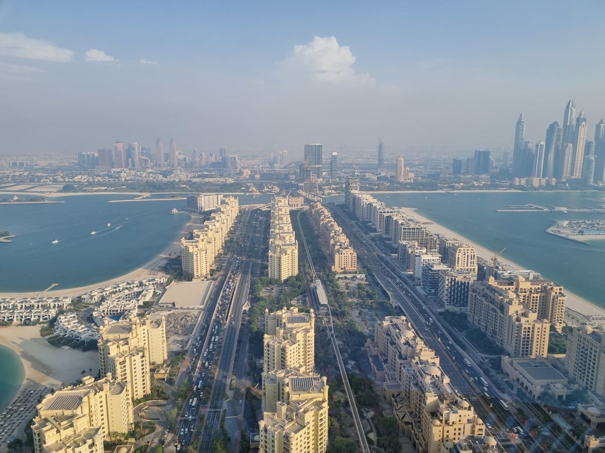 Hlavní silniční tepnou celého města je osmi až dvanáctiproudá Sheikh Zayed Road, která vede celými Spojenými arabskými emiráty.