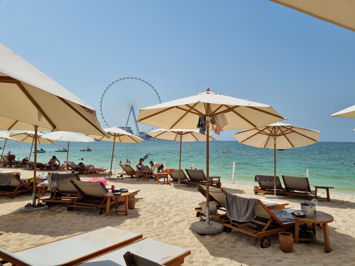 Výhled na dubajské kolo z pláže hotelu Rixos Premium