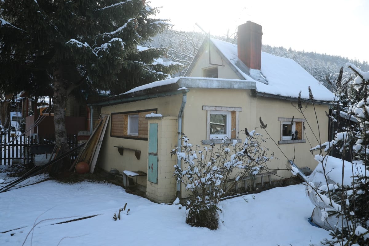 Vlaďka obývala polorozpadlou chatu v trampské osadě u Berounky.