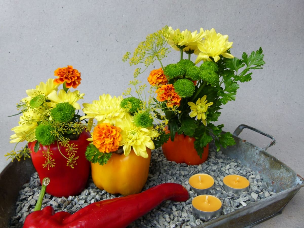 Vytvořte si na stůl dekoraci z chryzantém a paprik  6