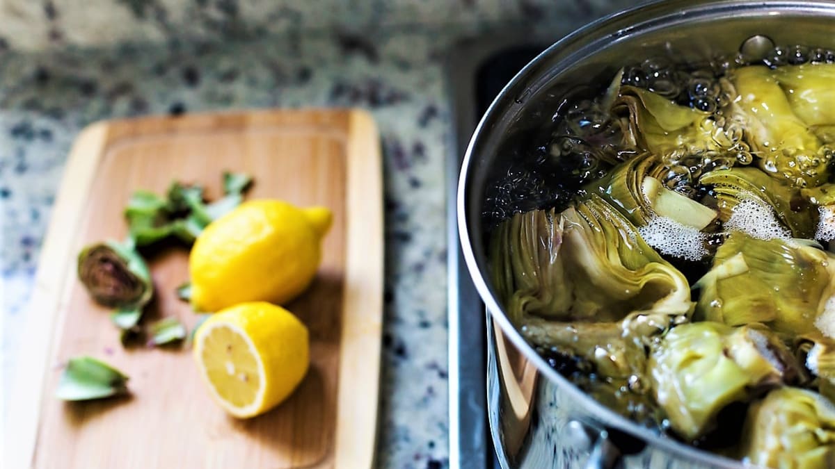 Srdíčka artyčoku krátce povaříme v horké vodě s citronovou šťávou a pepřem  doměkka, ale aby se nerozvařila. Necháme krátce okapat. Na talíři je podle chuti mírně osolíme a zakápneme olivovým olejem nebo rozehřátým máslem.