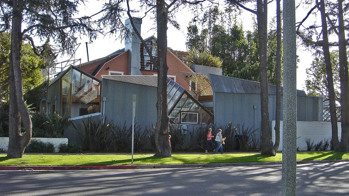 Rodinný dům Franka Gehryho, který zprvu sousedé nemohli vydýchat.