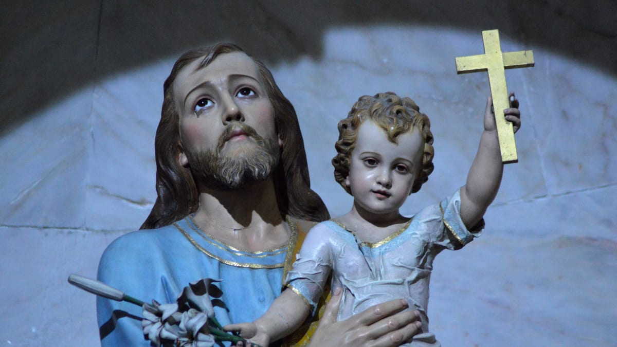 Svatý Josef bývá nejčastěji zobrazován s malým Ježíškem, bílou lilií nebo s tesařským či truhlářským nářadím v ruce