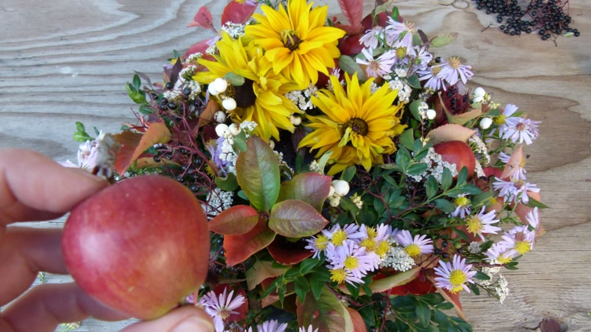 Vytvořte si barevný věnec z podzimních květin a plodů